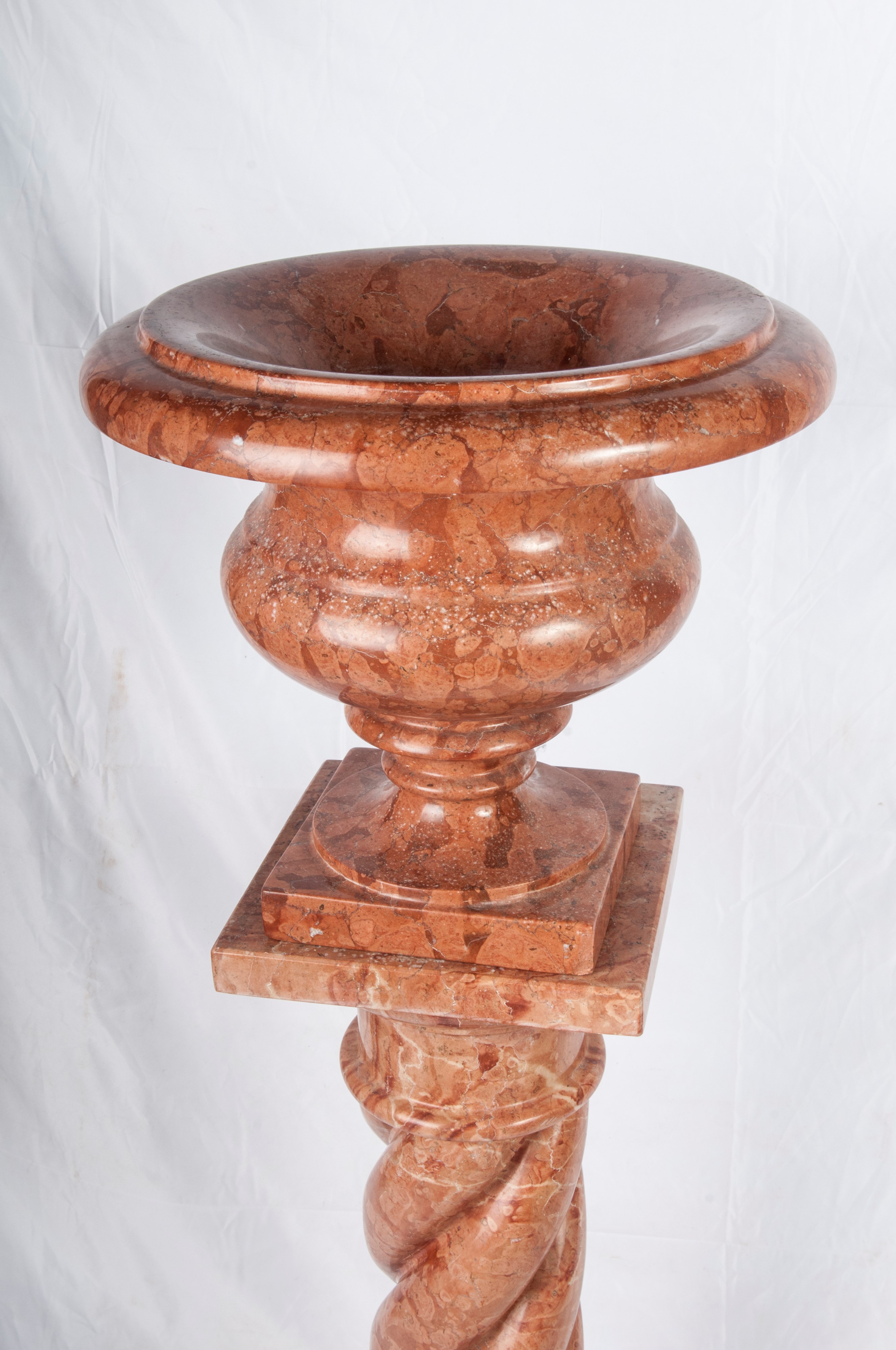Vaso a campana con colonna tortile come basamento