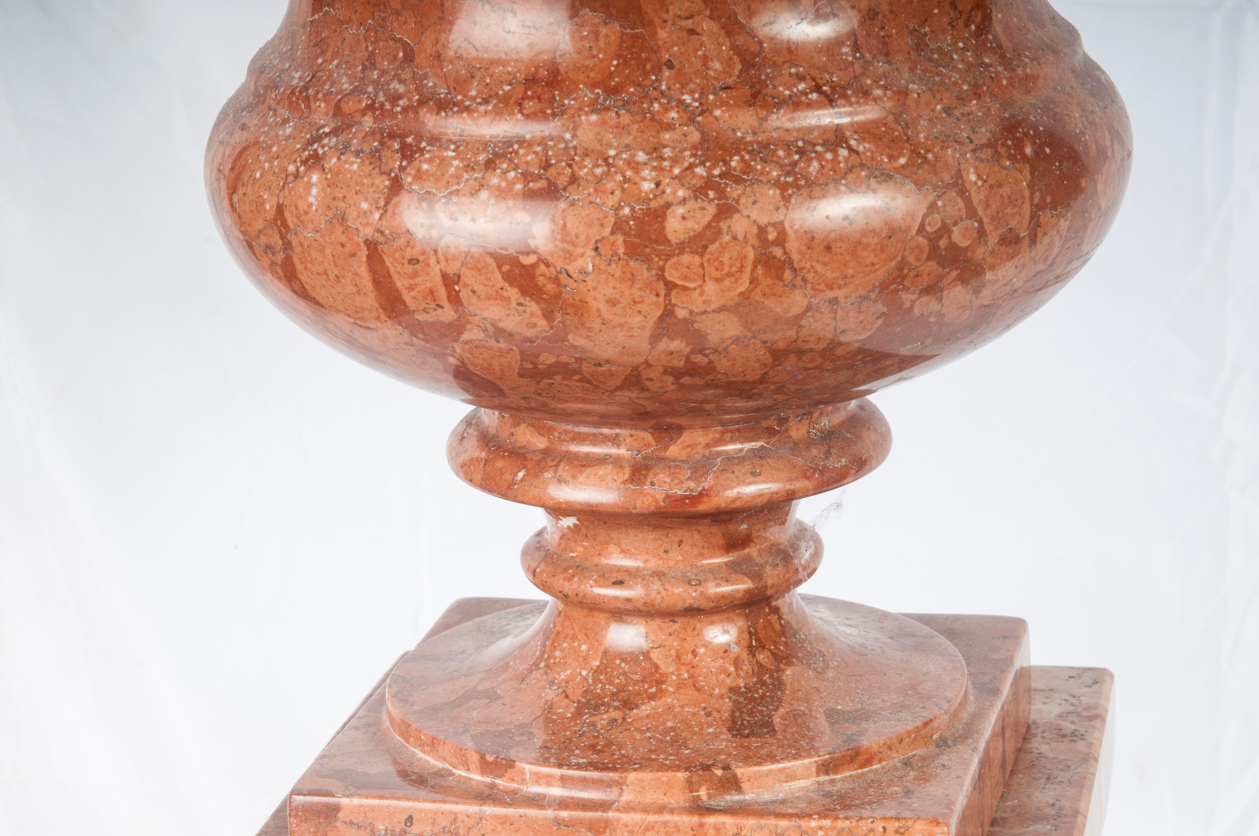 Vaso a campana con colonna tortile come basamento