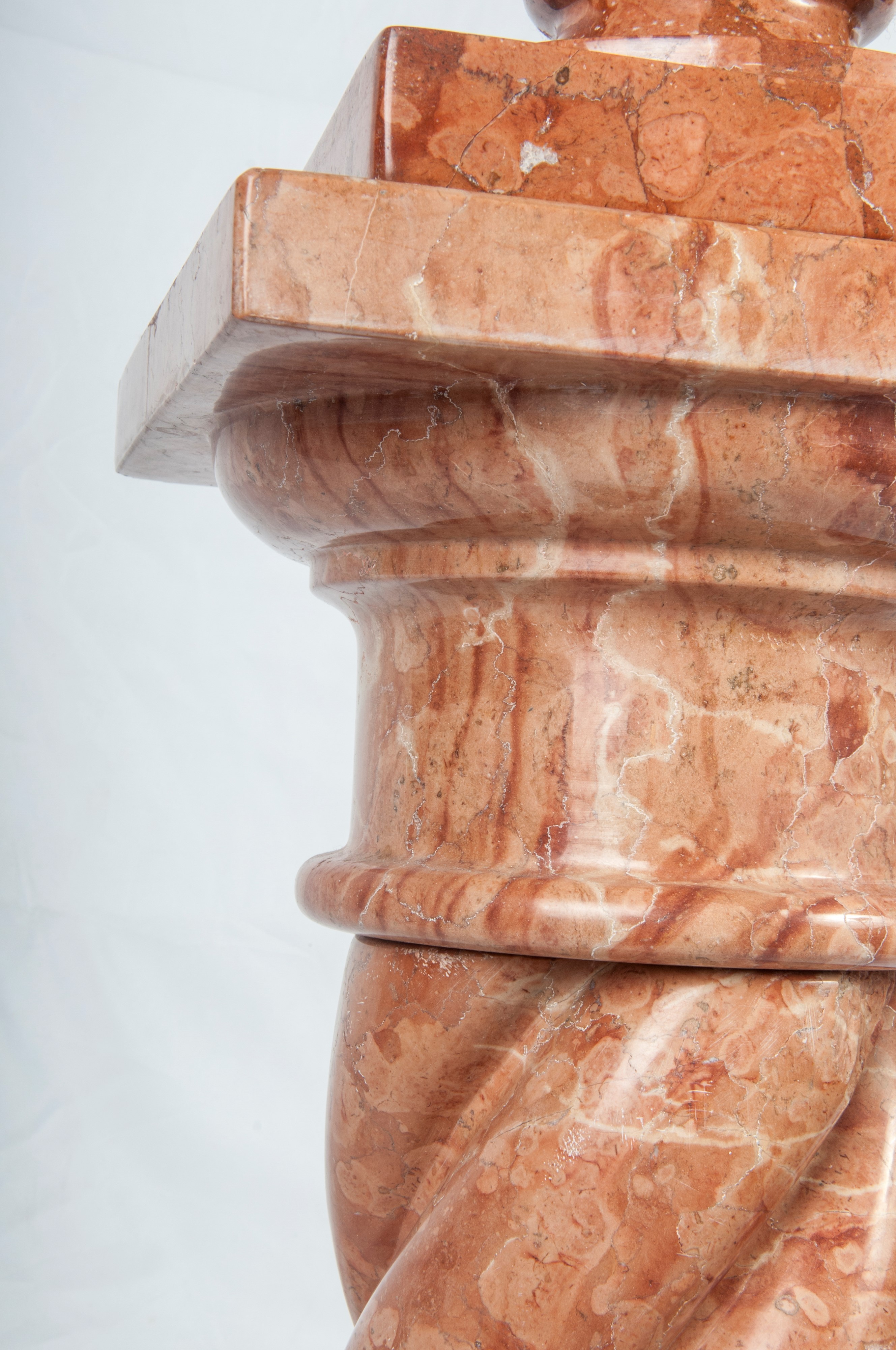 Vaso a campana con colonna tortile come basamento