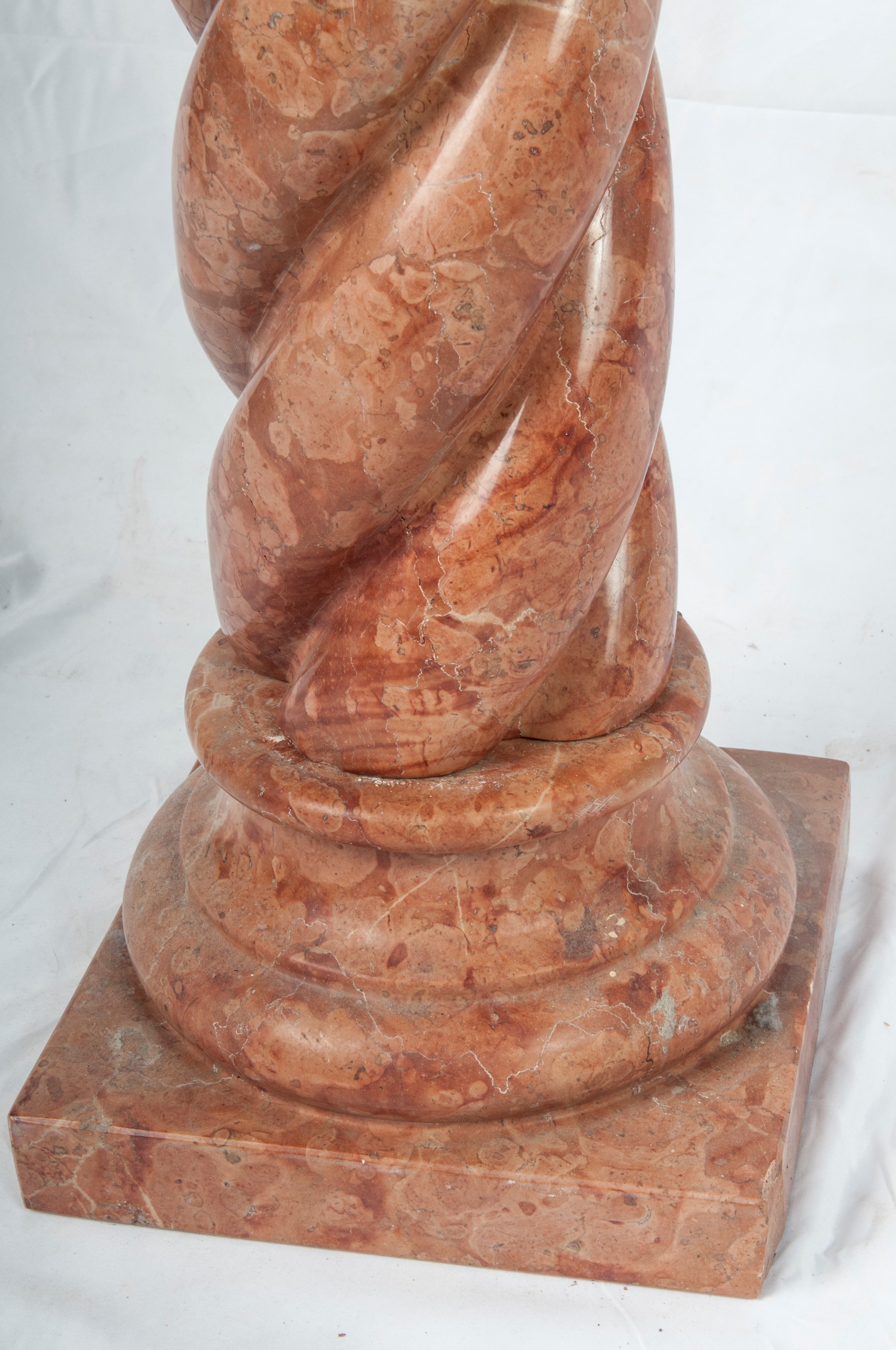 Vaso a campana con colonna tortile come basamento