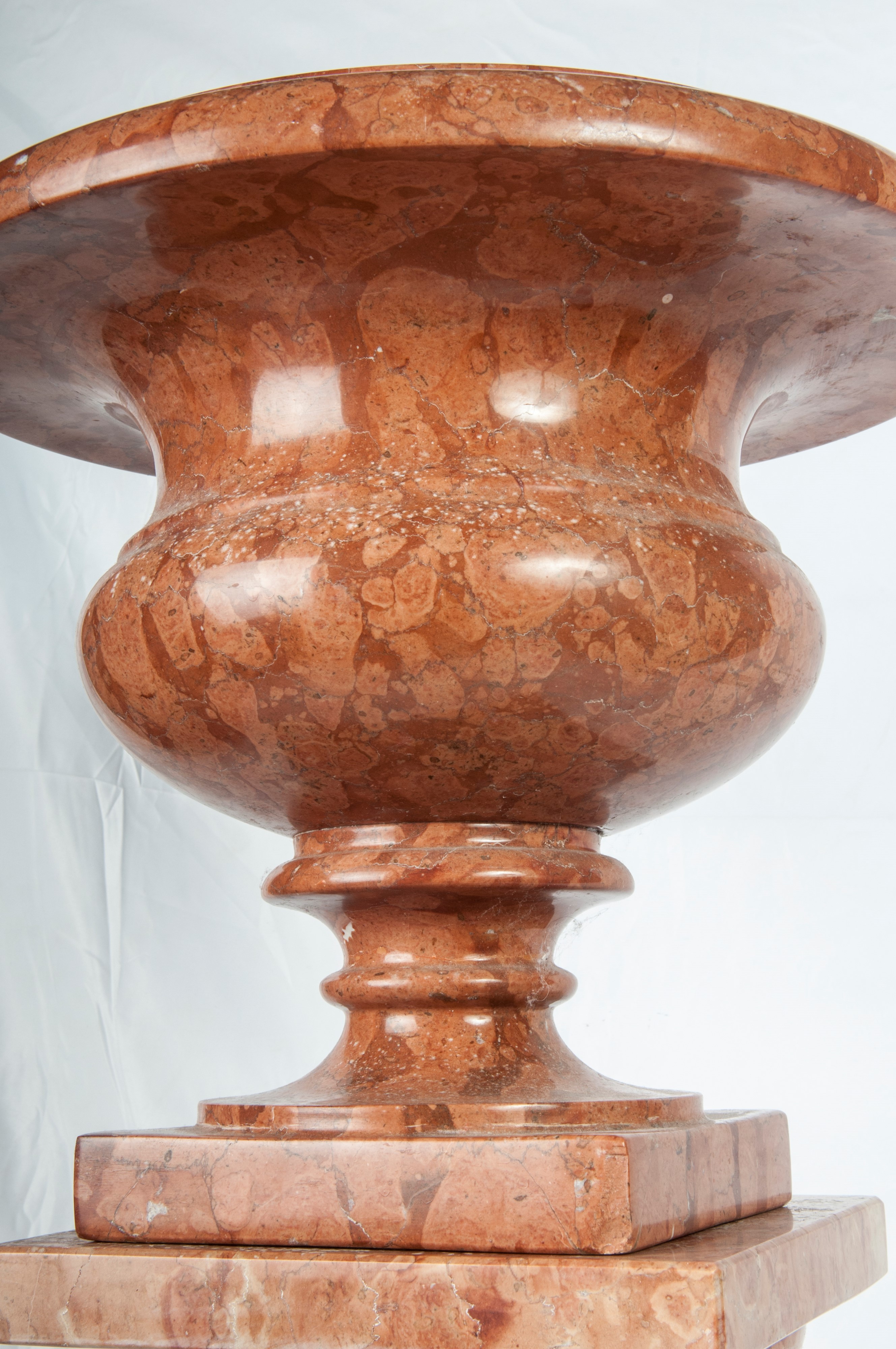 Vaso a campana con colonna tortile come basamento