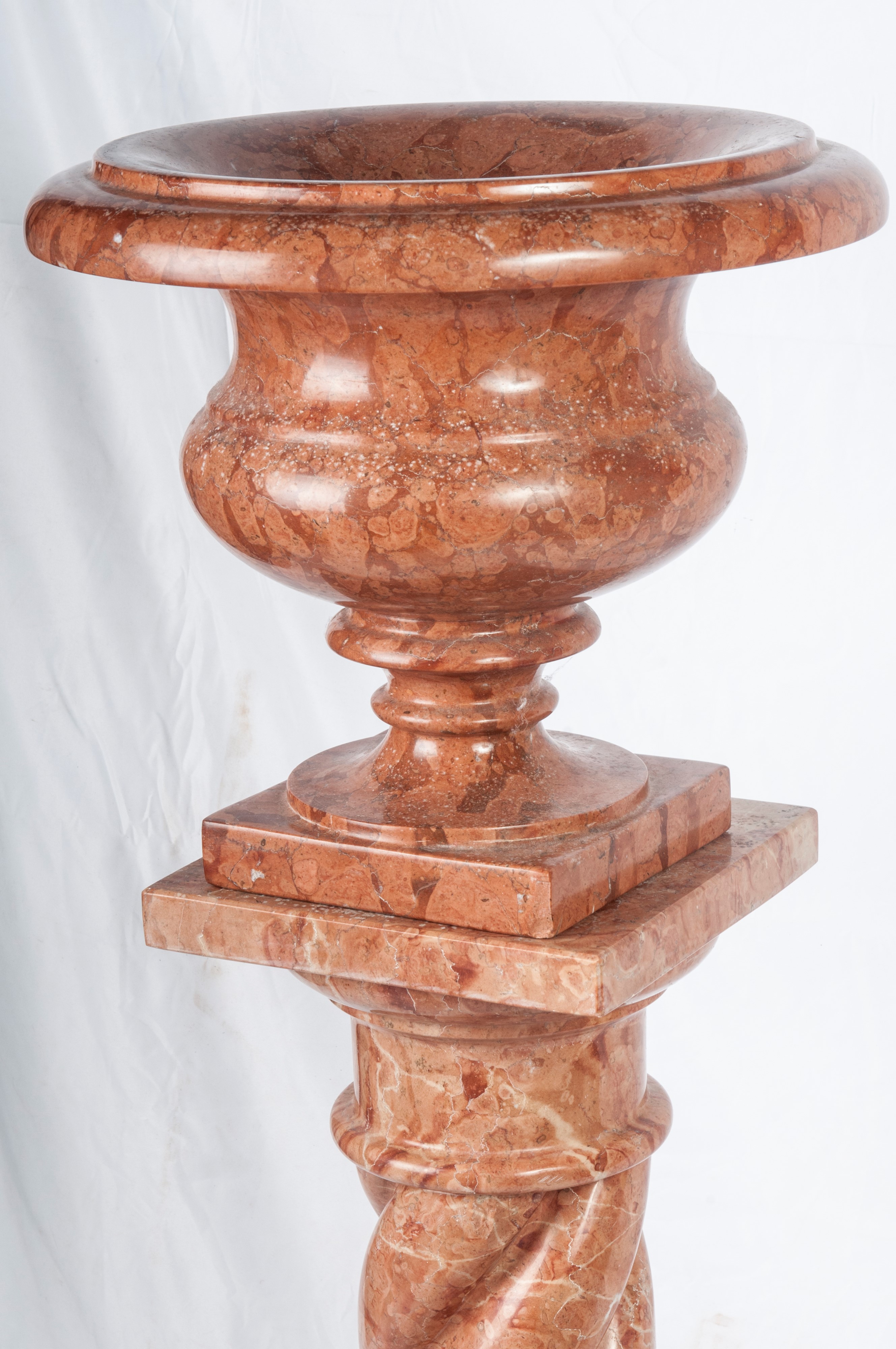 Vaso a campana con colonna tortile come basamento