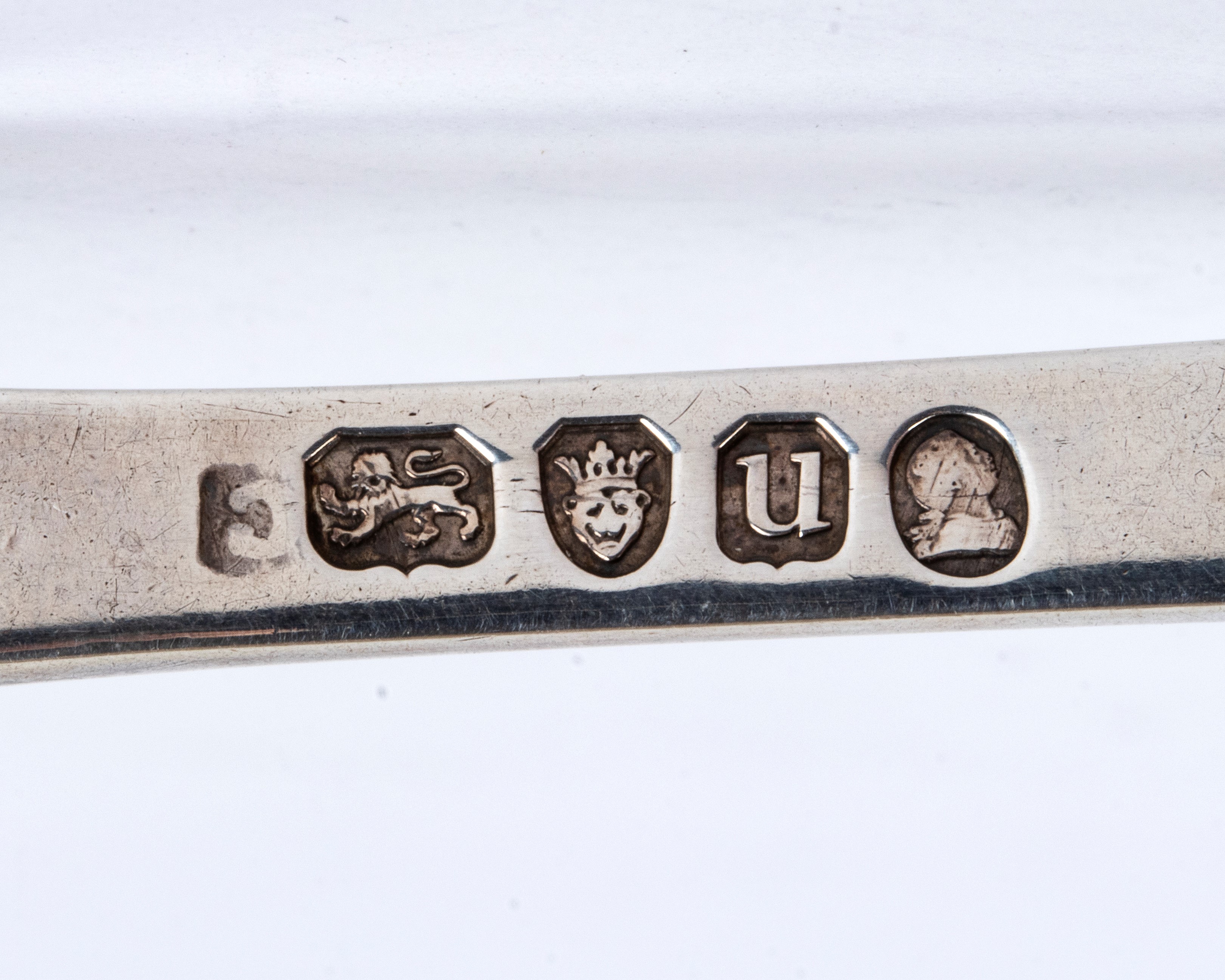 Gruppo di quattro cucchiai e un paio di forbici in argento