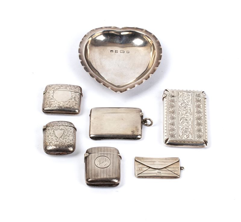 Gruppo di cinque portabiglietti, un portafiammiferi e un posacenere