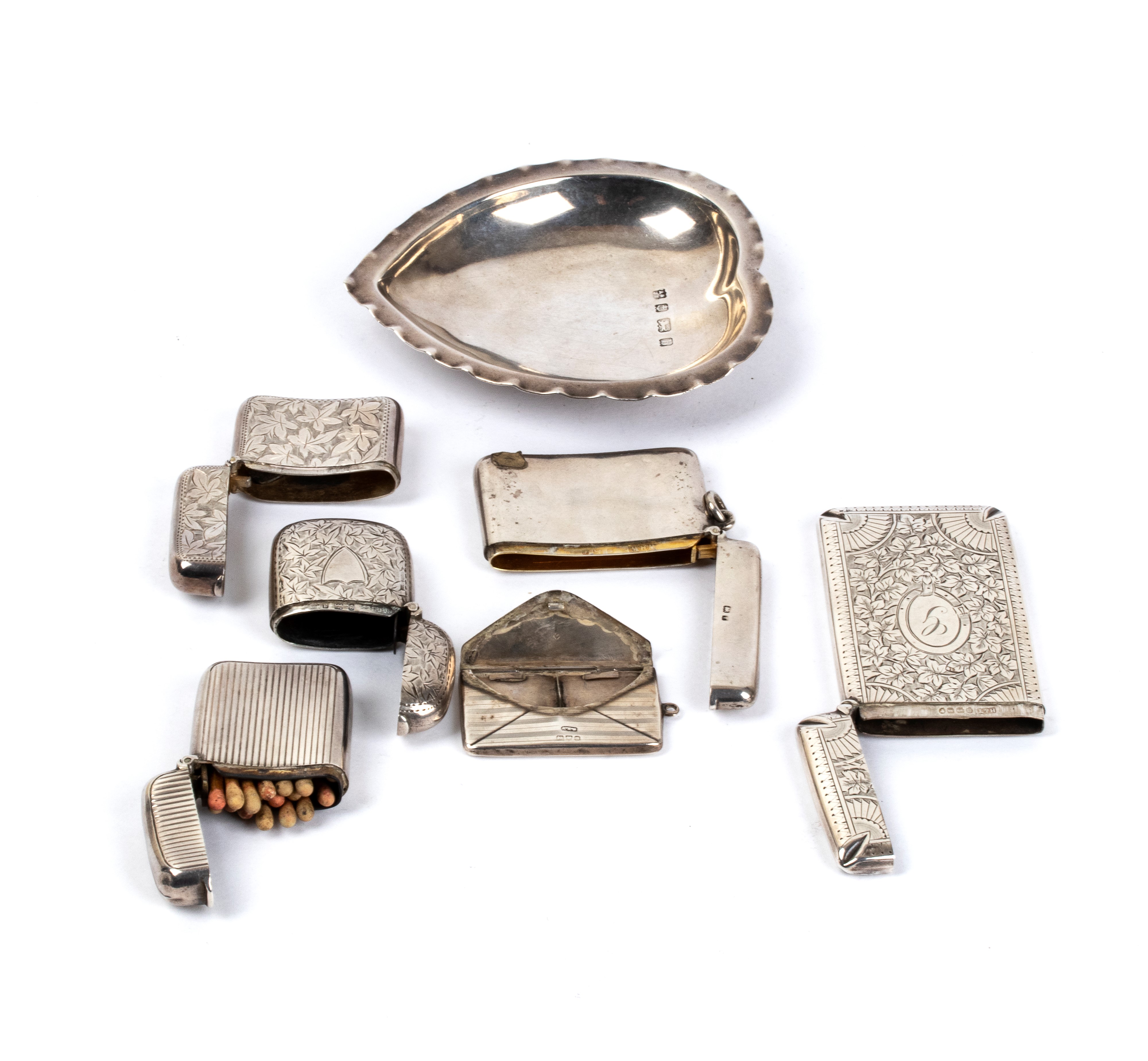 Gruppo di cinque portabiglietti, un portafiammiferi e un posacenere