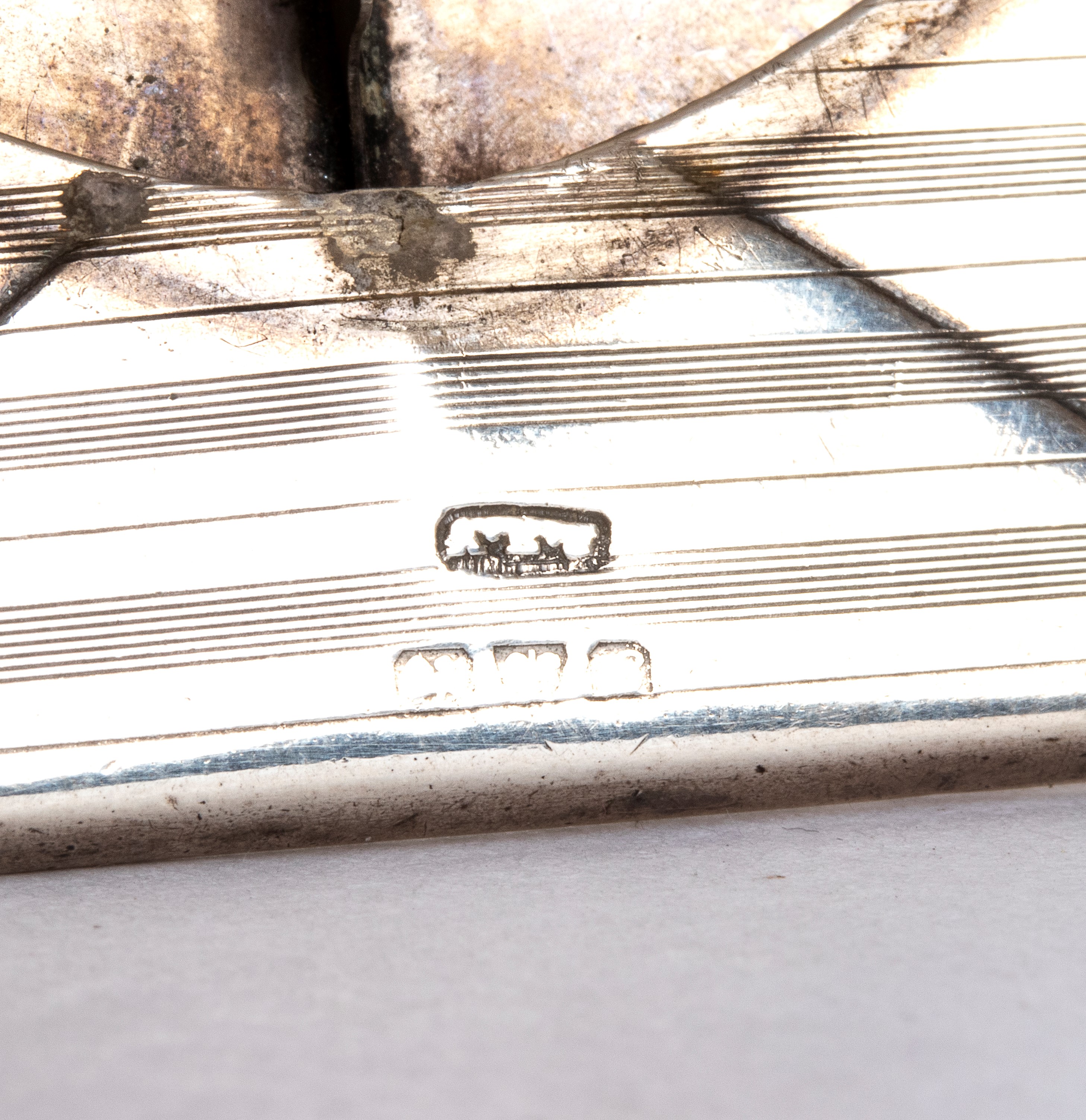 Gruppo di cinque portabiglietti, un portafiammiferi e un posacenere