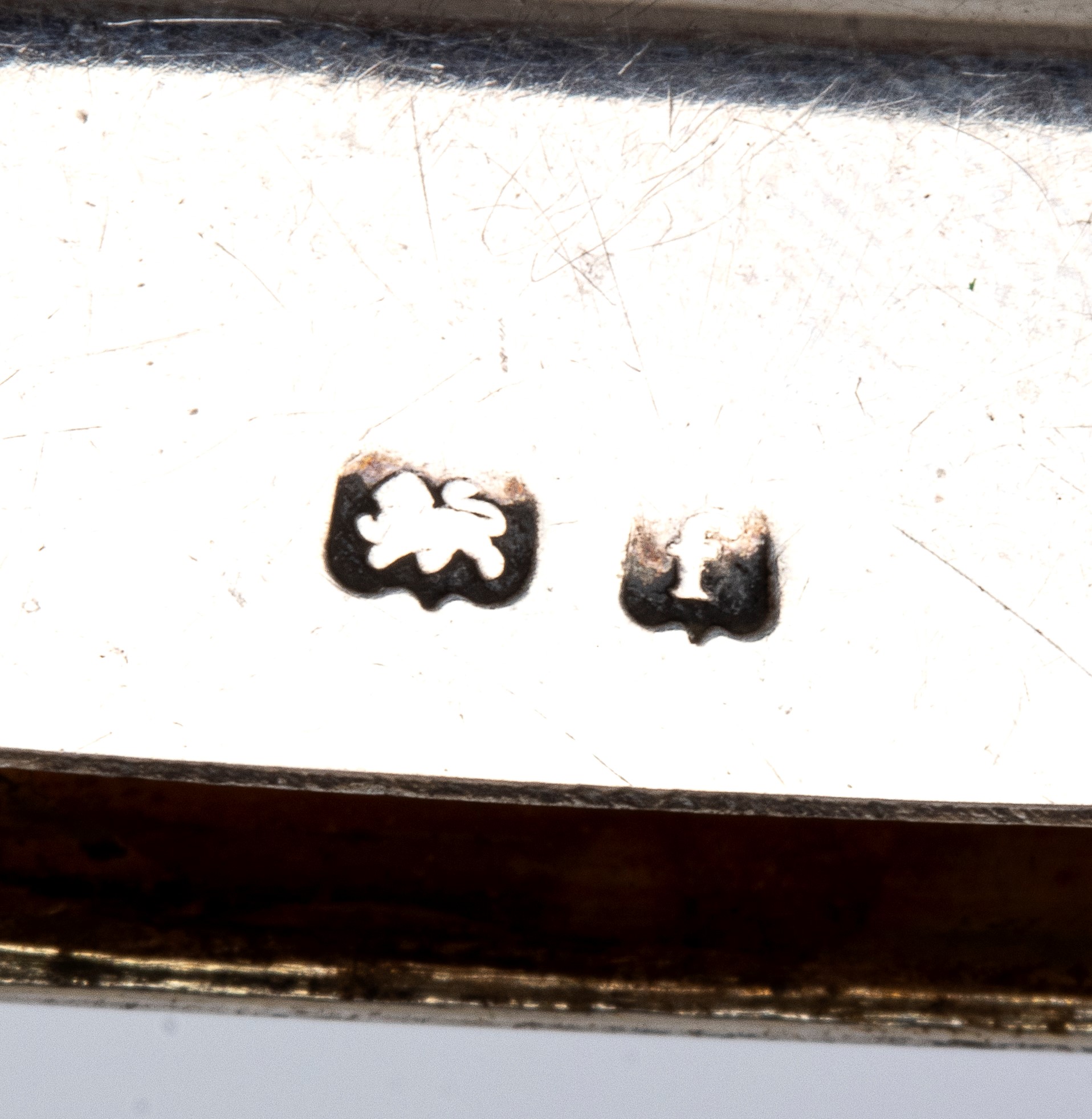 Gruppo di cinque portabiglietti, un portafiammiferi e un posacenere