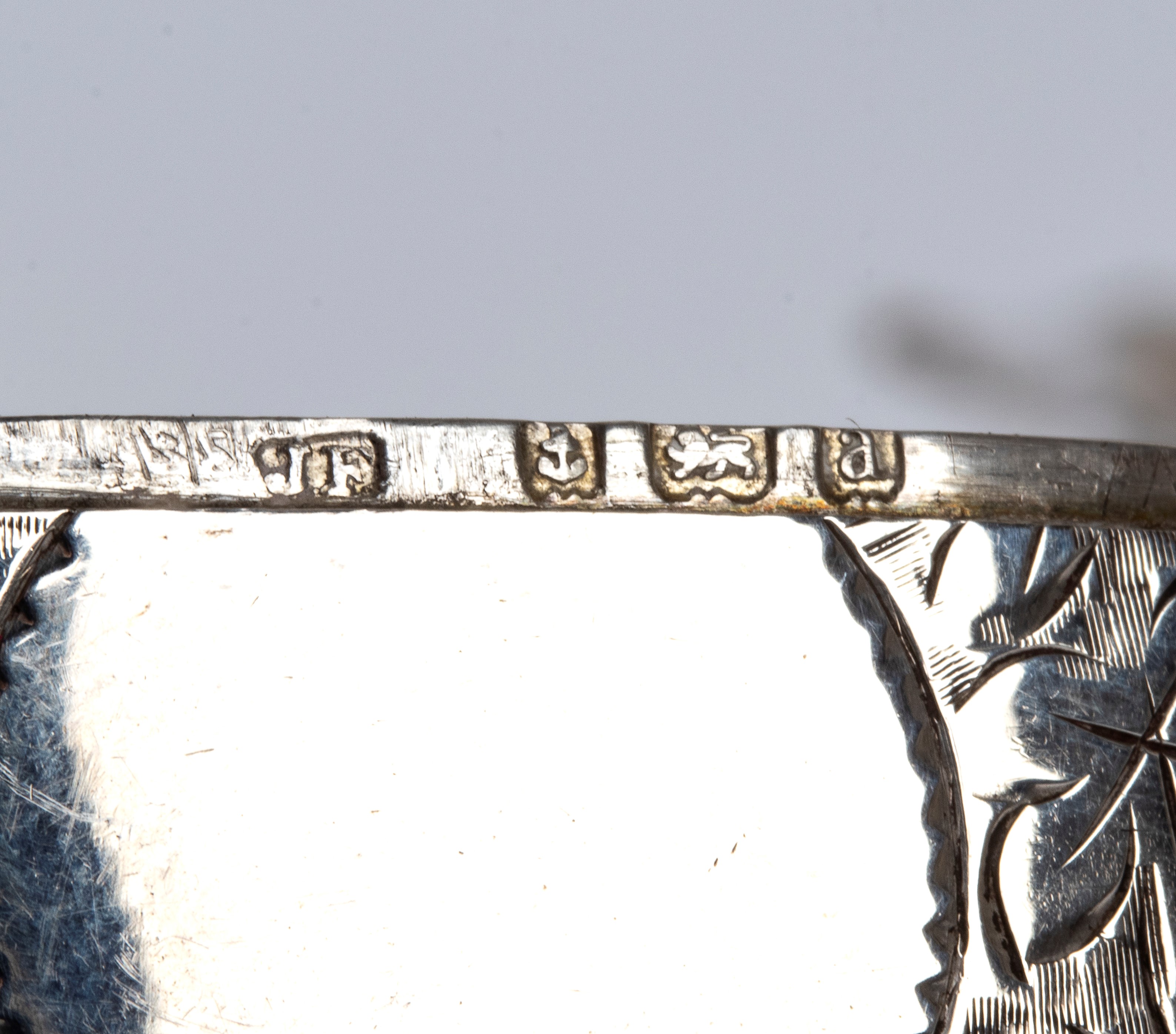 Gruppo di cinque portabiglietti, un portafiammiferi e un posacenere