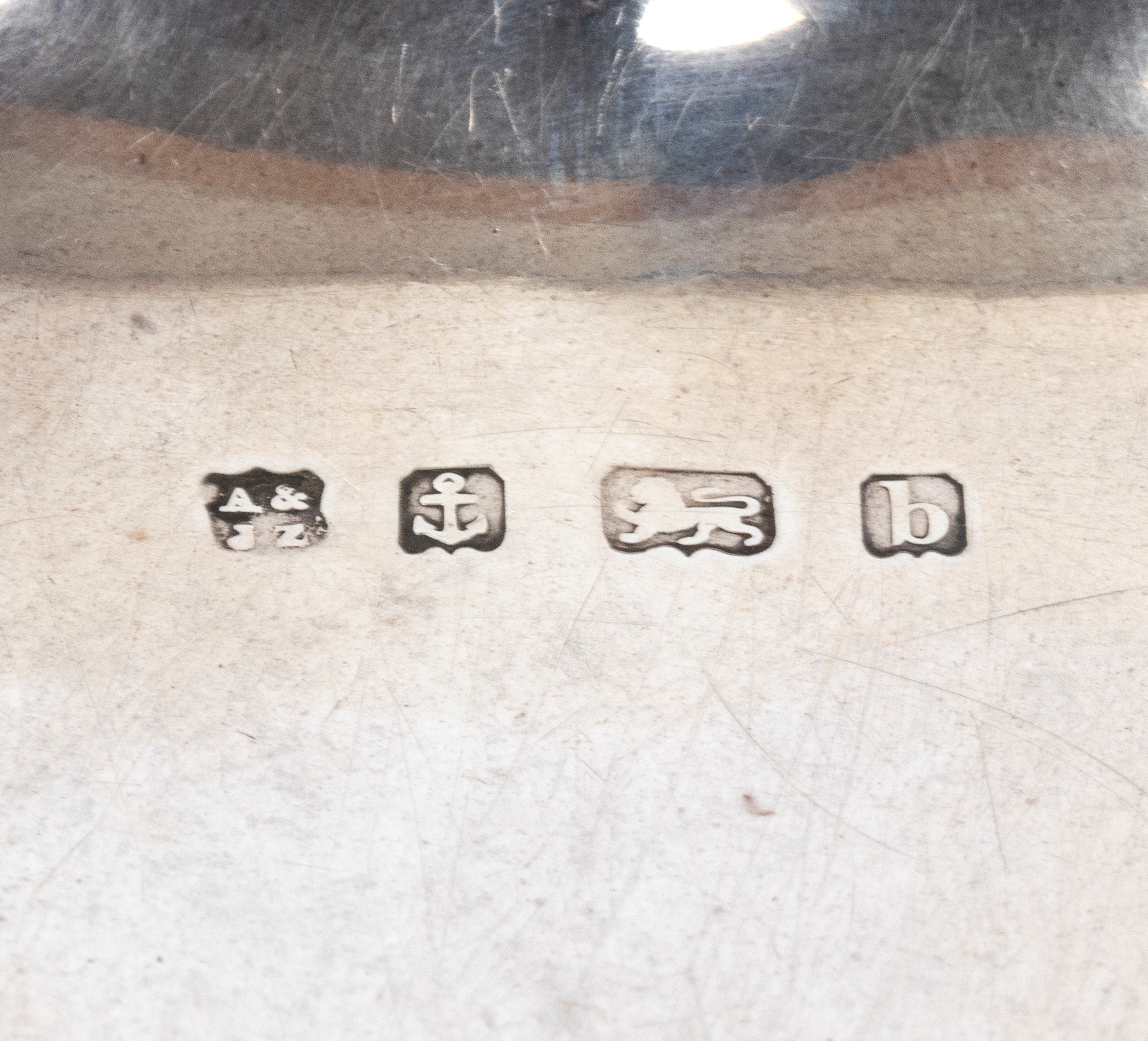 Gruppo di cinque portabiglietti, un portafiammiferi e un posacenere