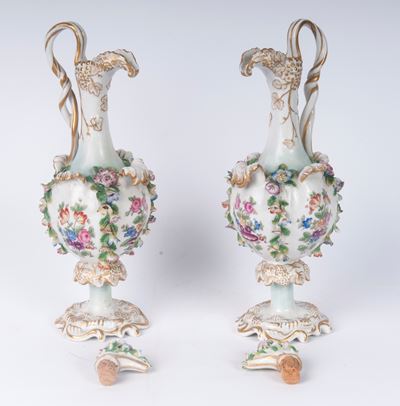 Manifattura di Meissen, Coppia di versatoi in porcellana con decorazione floreale