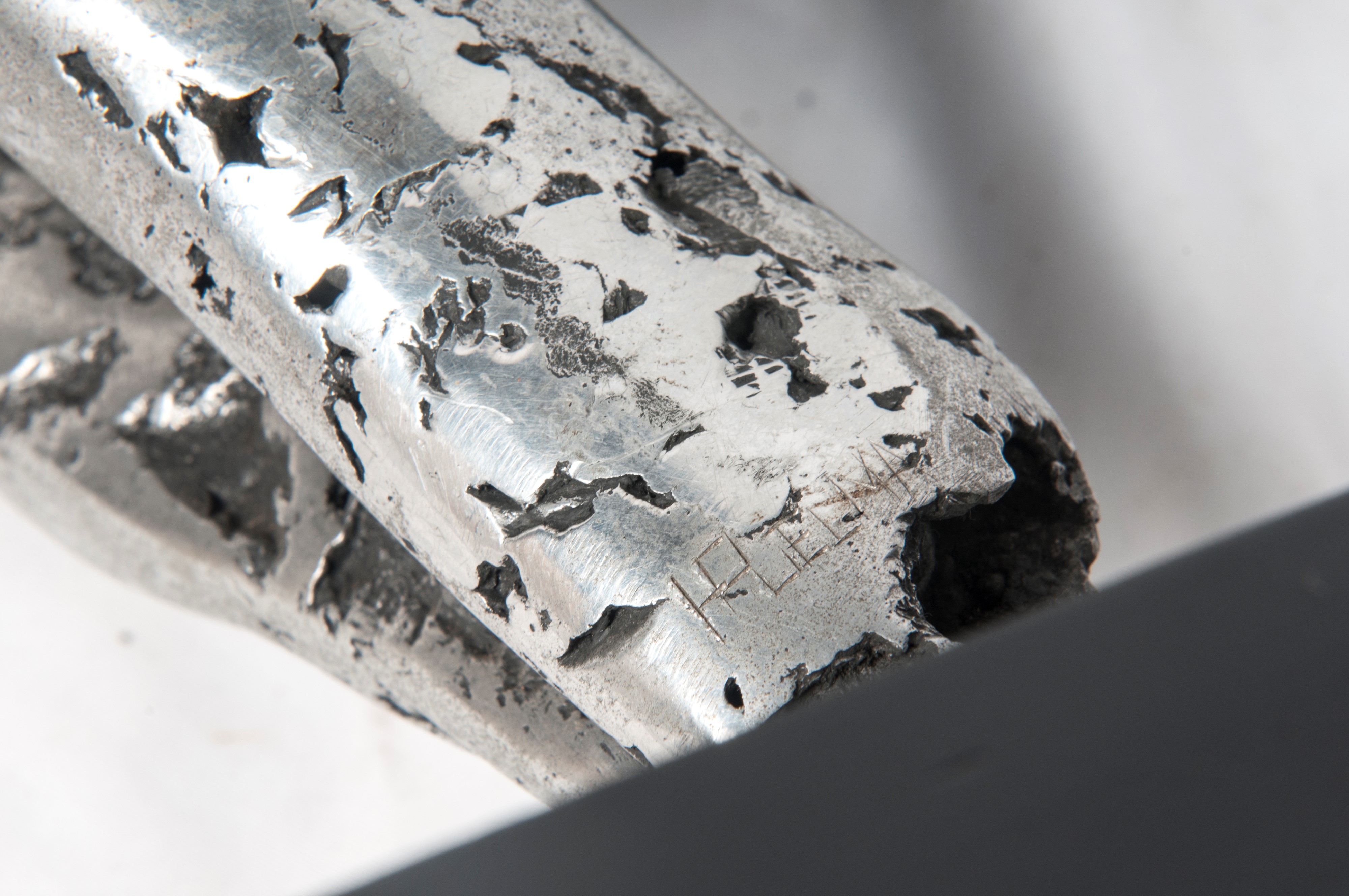 Senza titolo, scultura a tutto tondo in alluminio