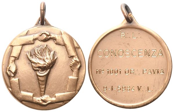 Medaglia R. L. "Conoscenza" N° 1001 Or. Pavia, 9 - 1 - 5984 V. L. (30,7 mm)  - Auction MASONIC MEDALS & JEWELS From the Early 19th to the Late 20th Century - Bertolami Fine Art - Casa d'Aste