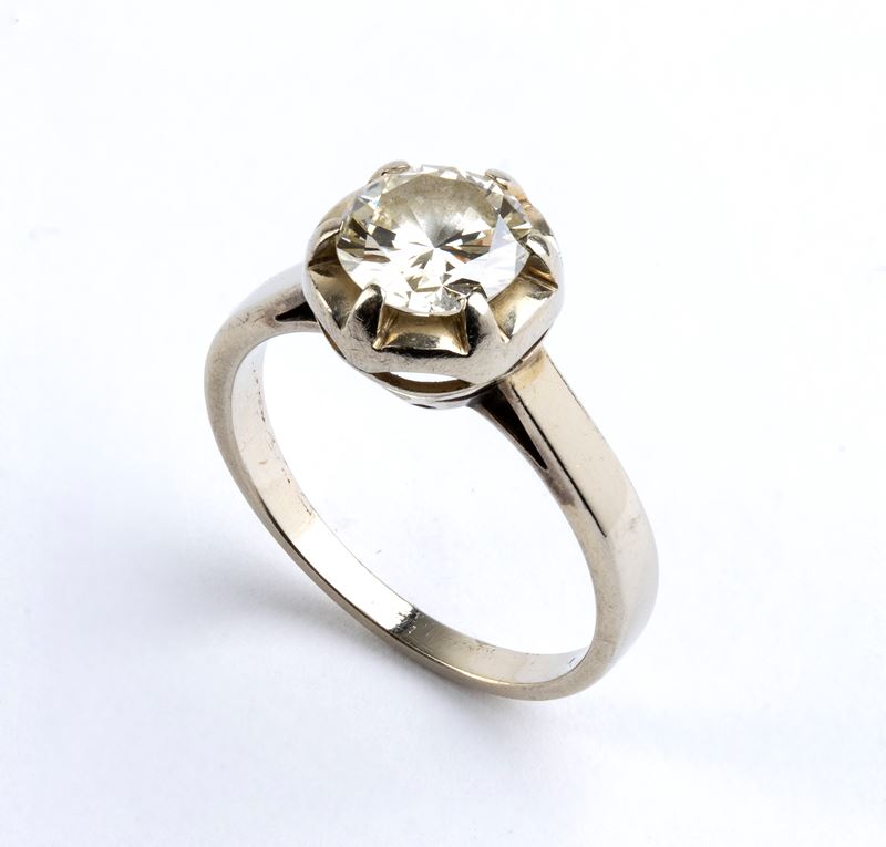 Anello in oro bianco con diamante solitario, metà XX secolo