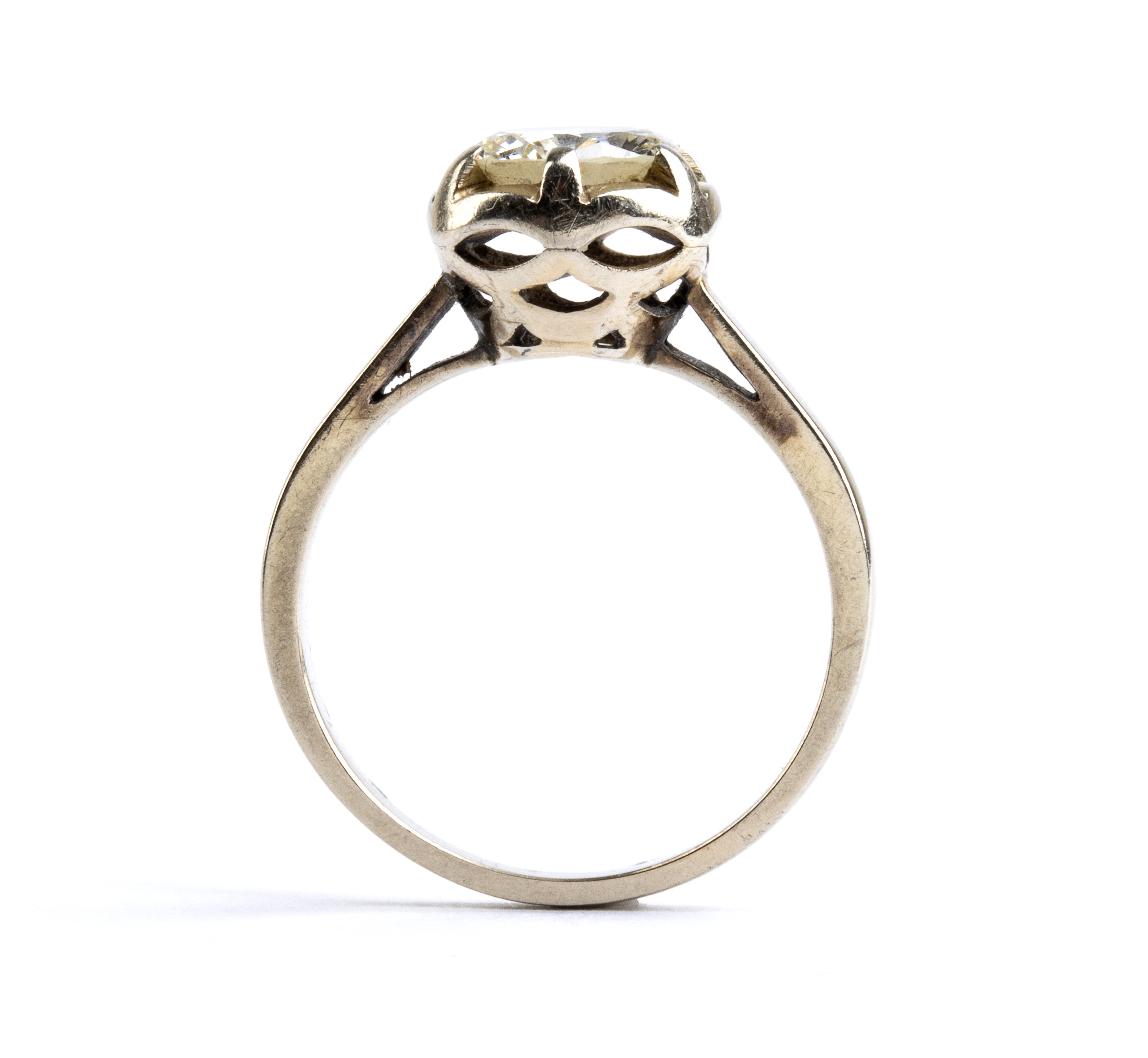 Anello in oro bianco con diamante solitario, metà XX secolo