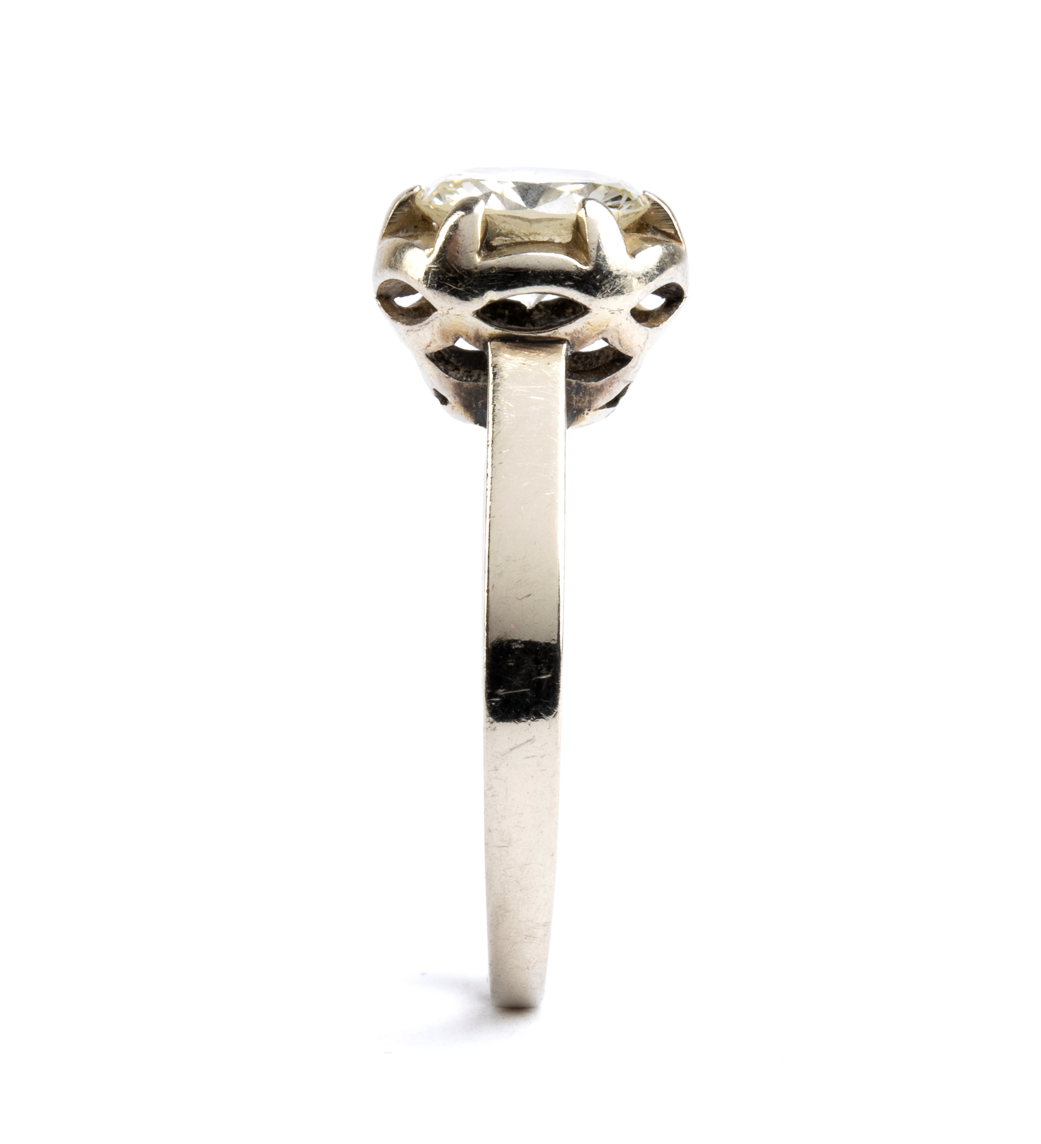 Anello in oro bianco con diamante solitario, metà XX secolo