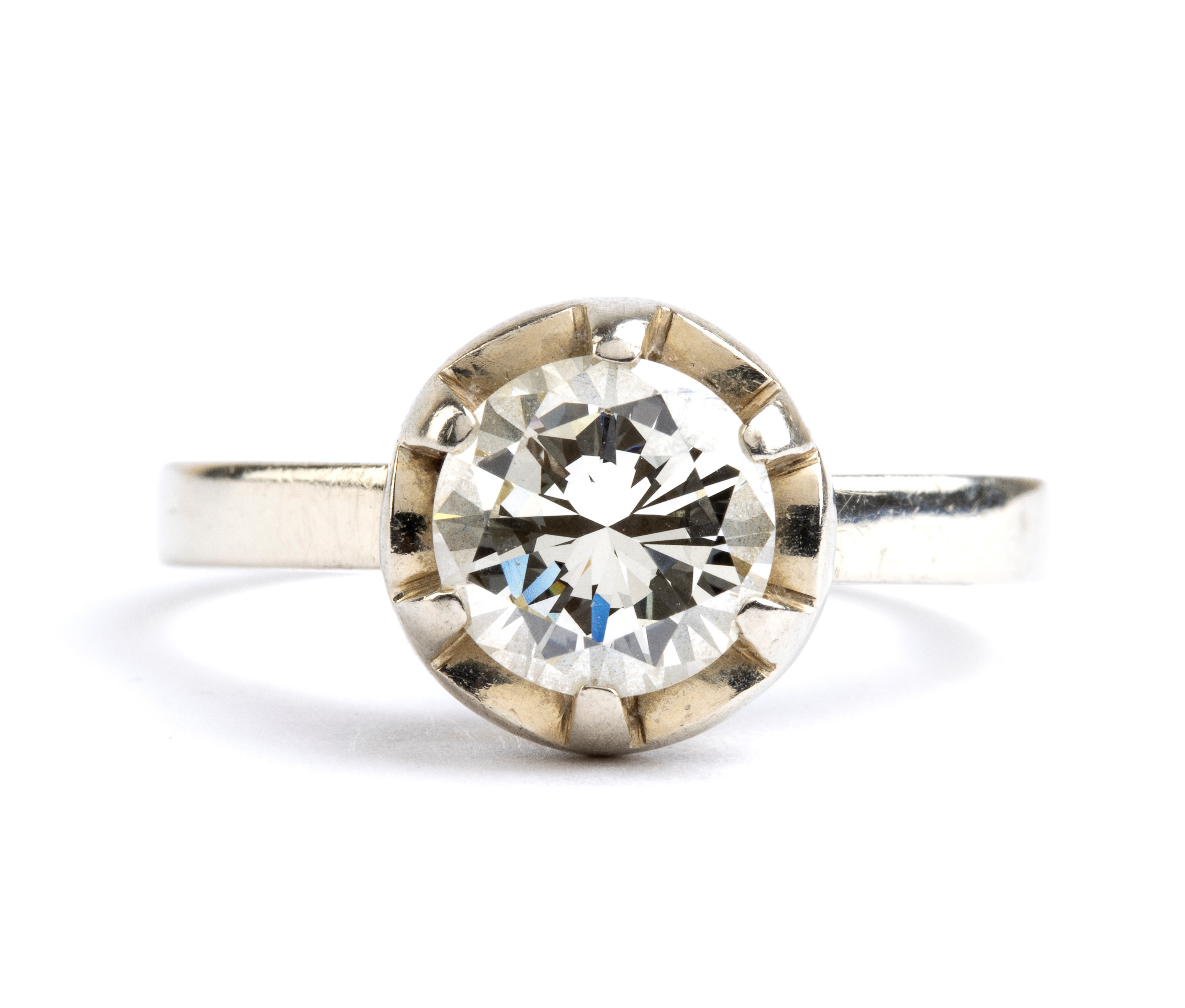 Anello in oro bianco con diamante solitario, metà XX secolo