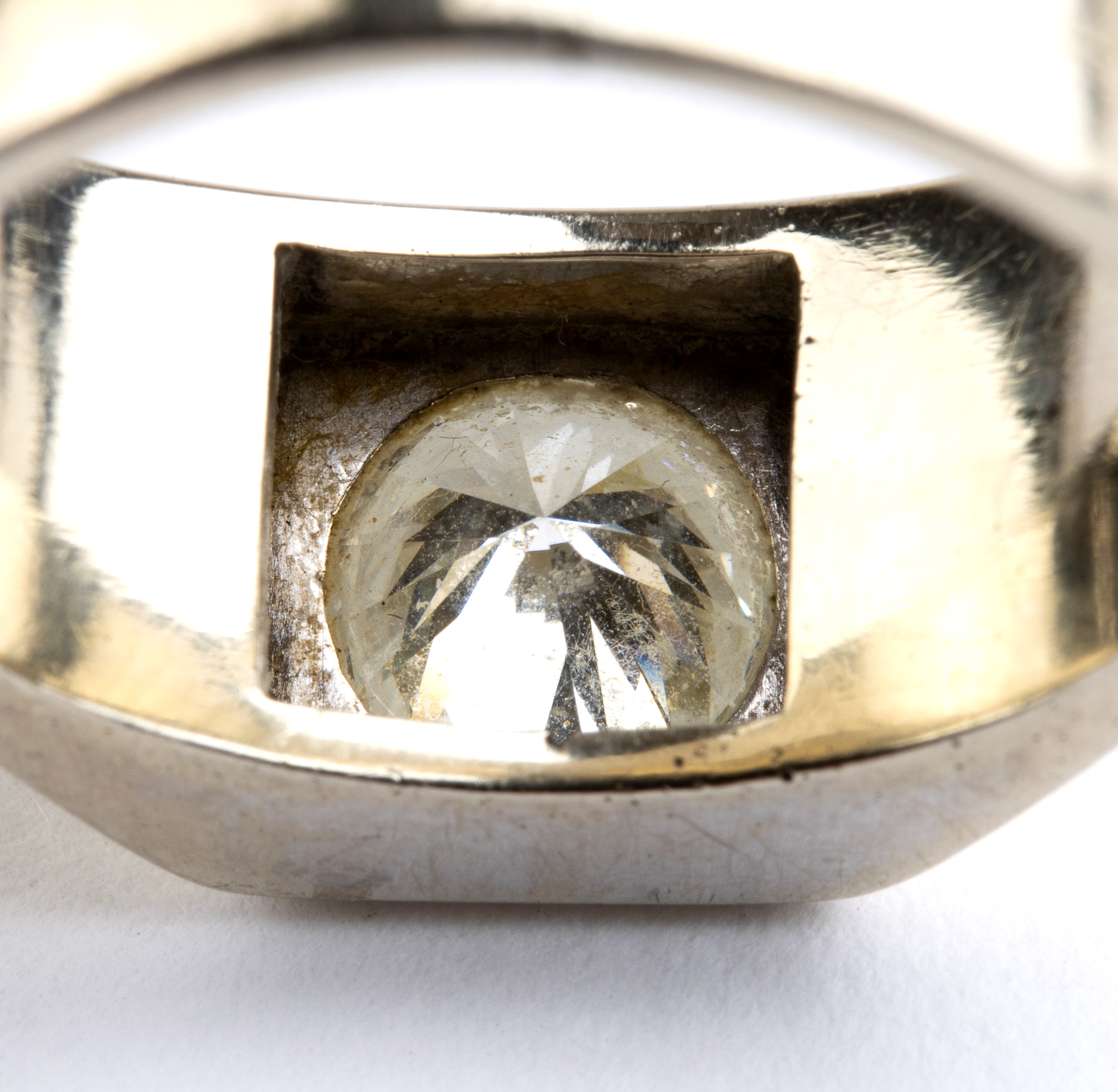 Anello solitario in oro con diamante