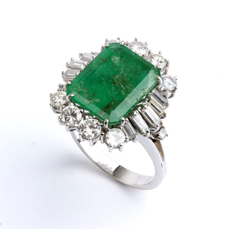 Anello in oro con smeraldo e diamanti
