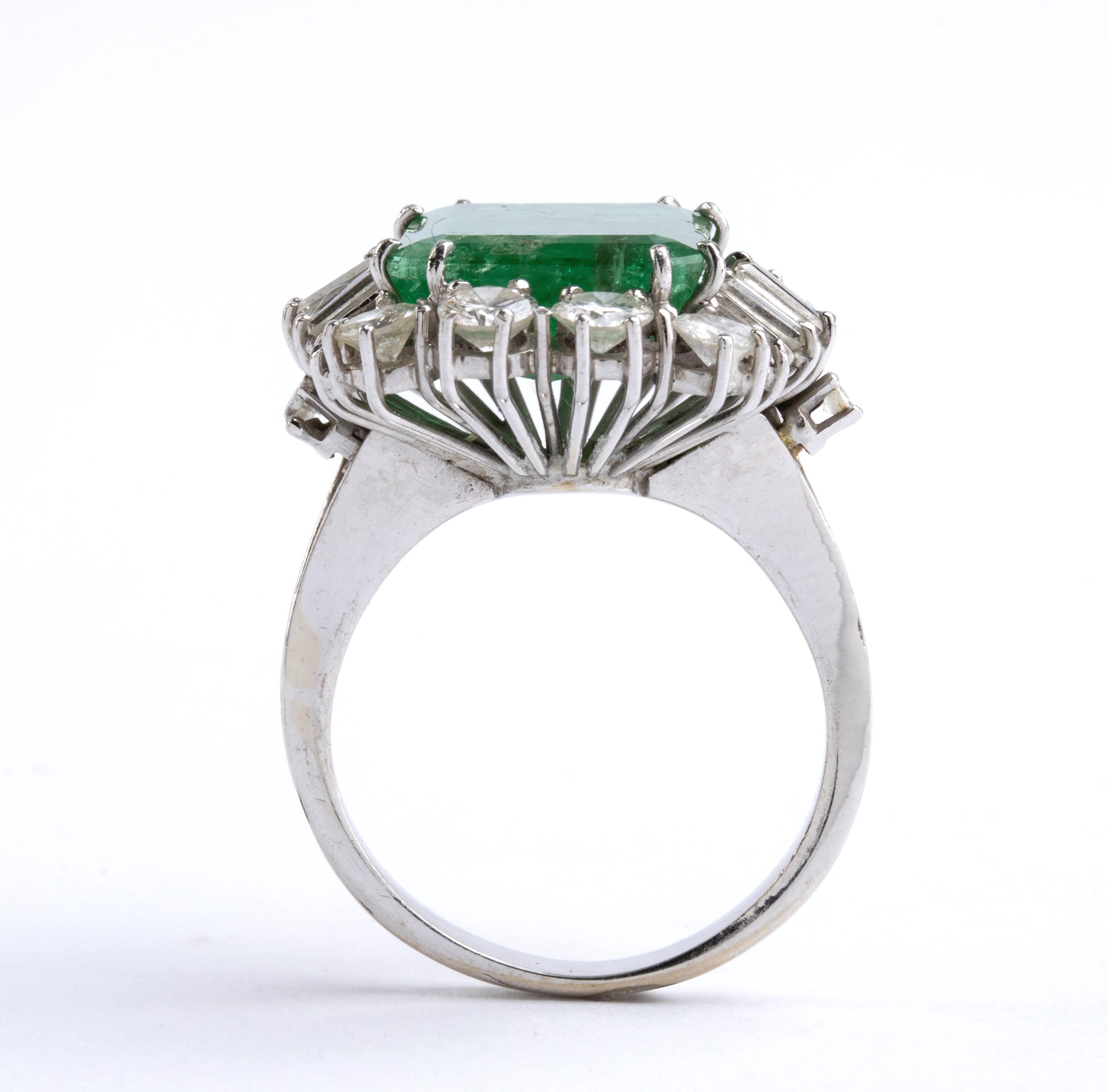 Anello in oro con smeraldo e diamanti