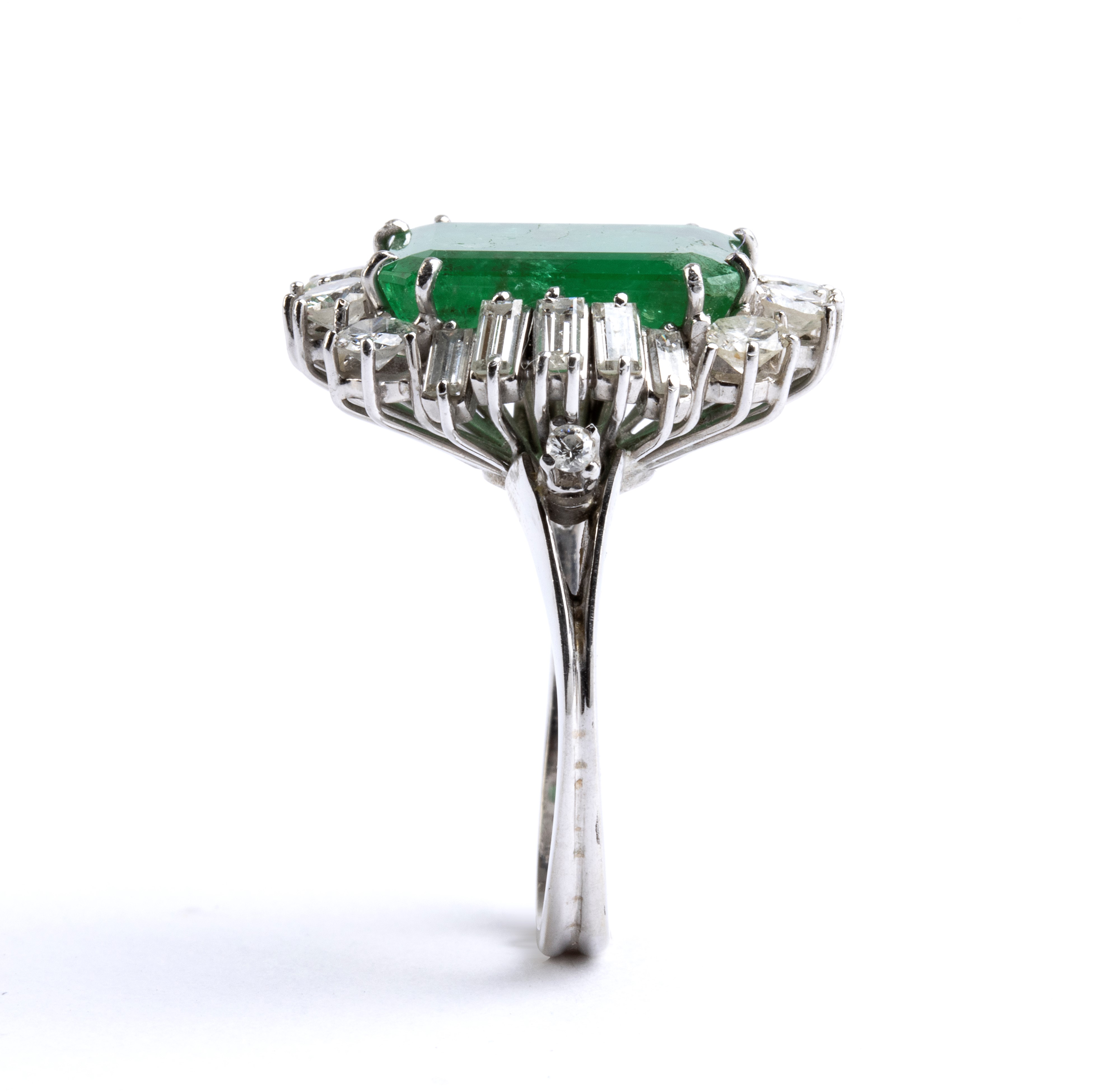 Anello in oro con smeraldo e diamanti