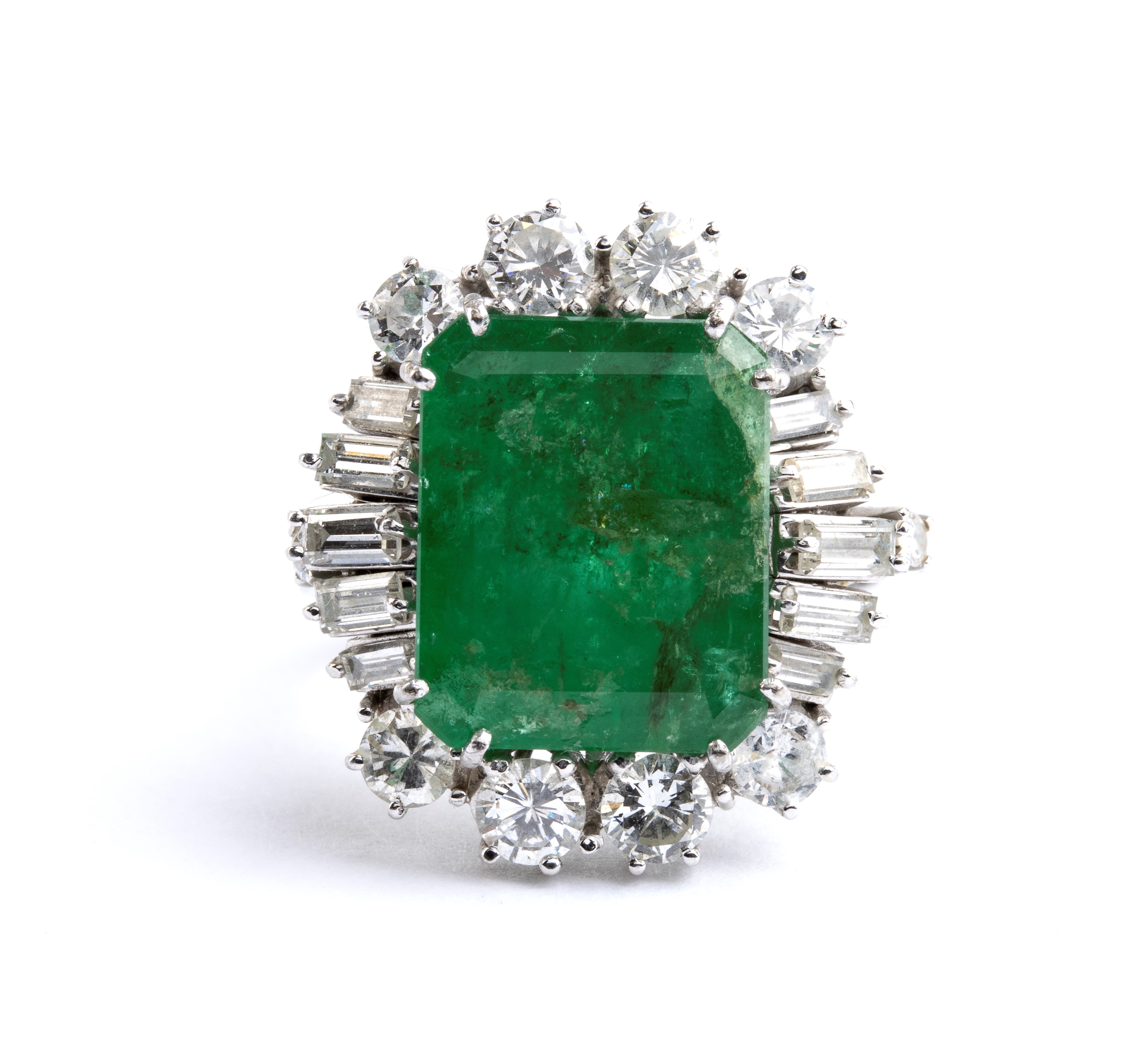 Anello in oro con smeraldo e diamanti