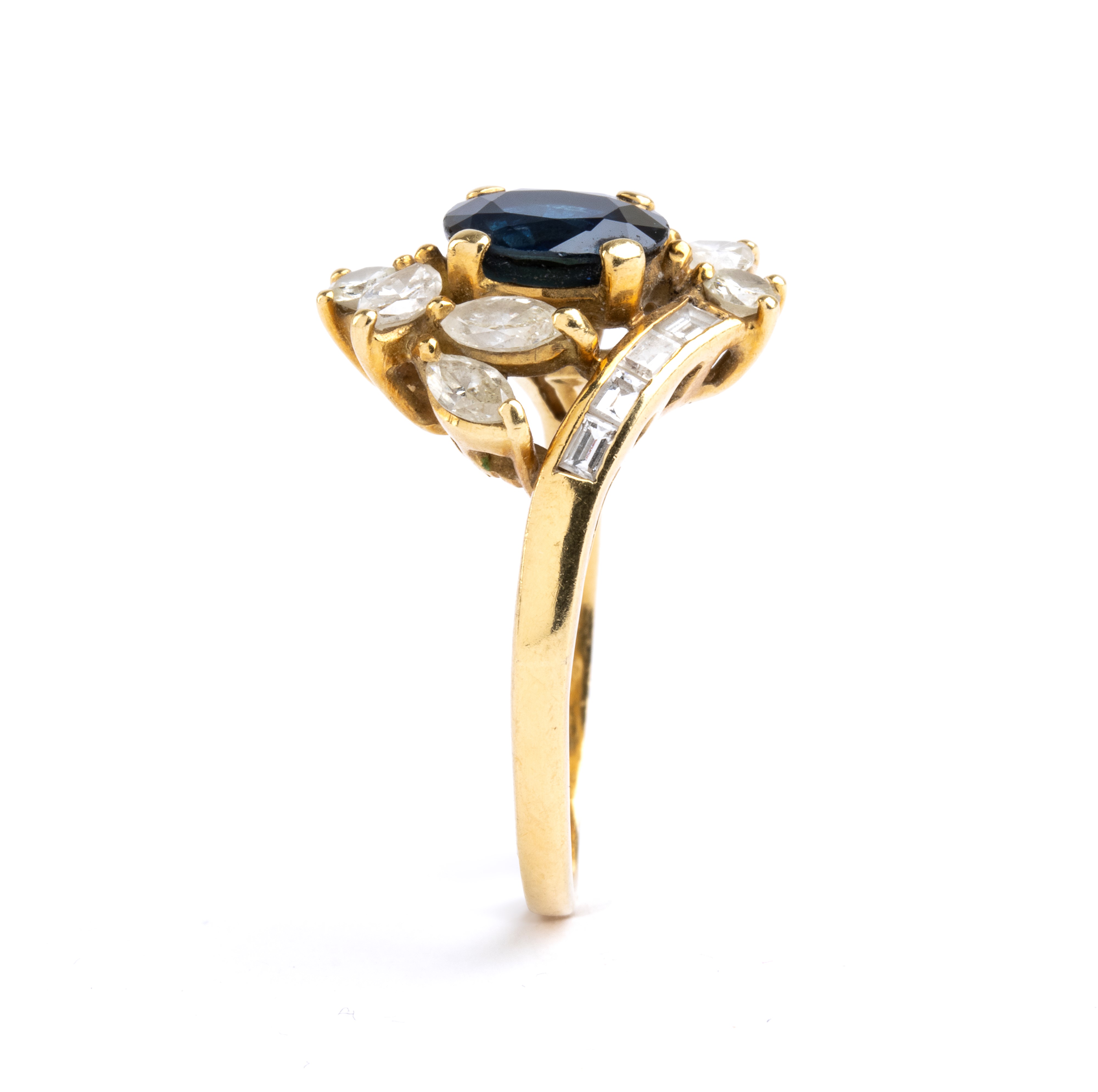 Anello in oro con zaffiro e diamanti