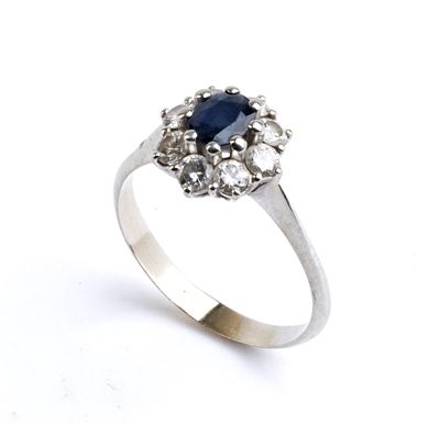 Anello in oro bianco con zaffiro rotondo e diamanti a taglio brillante