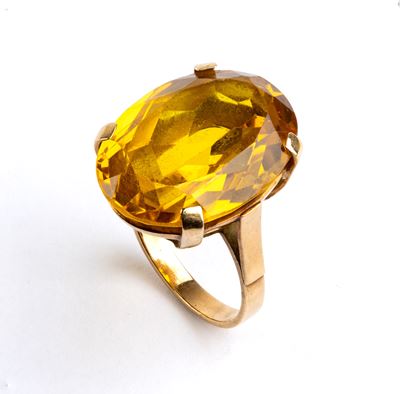 Anello in oro giallo con grande quarzo citrino