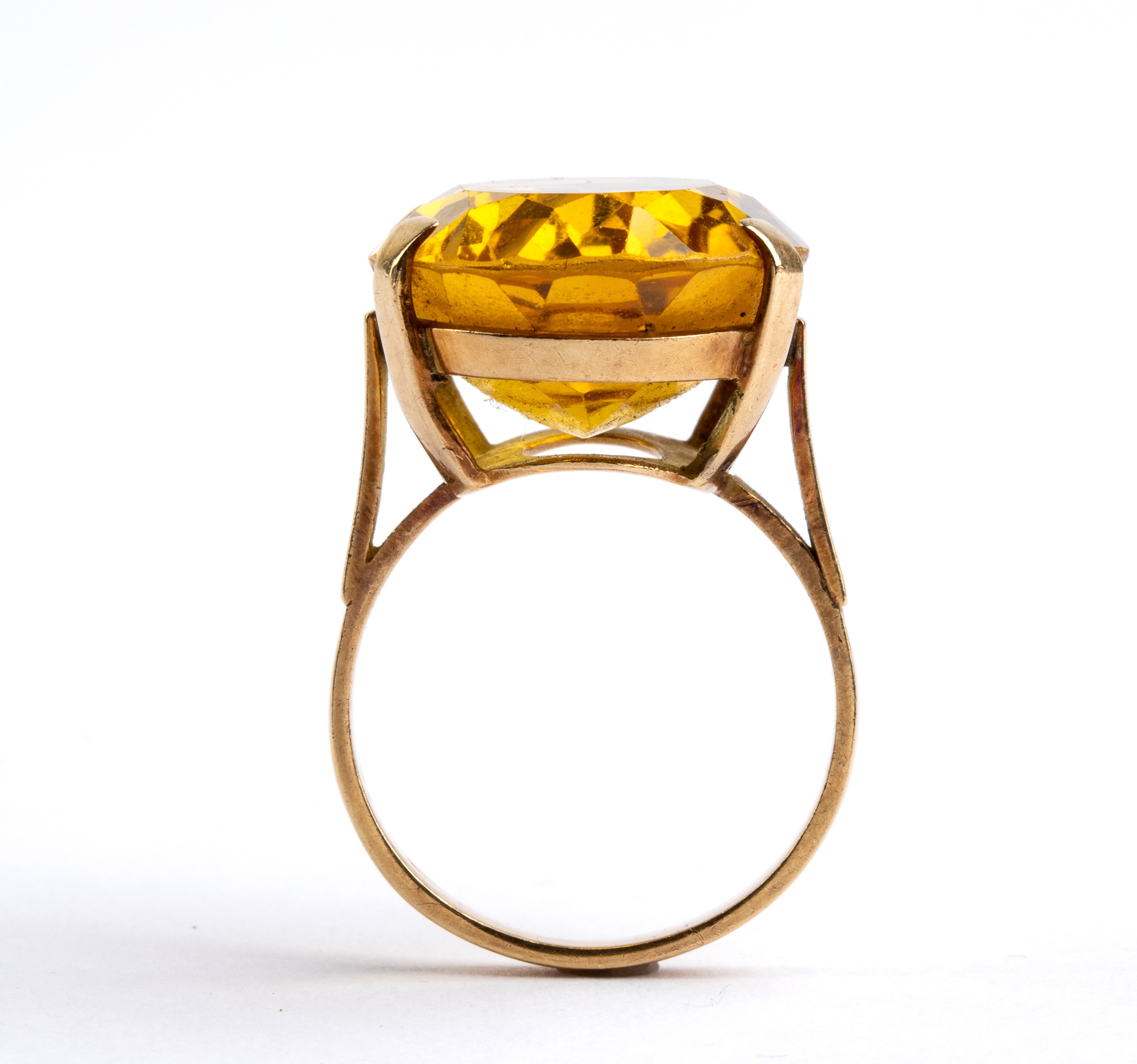 Anello in oro giallo con grande quarzo citrino