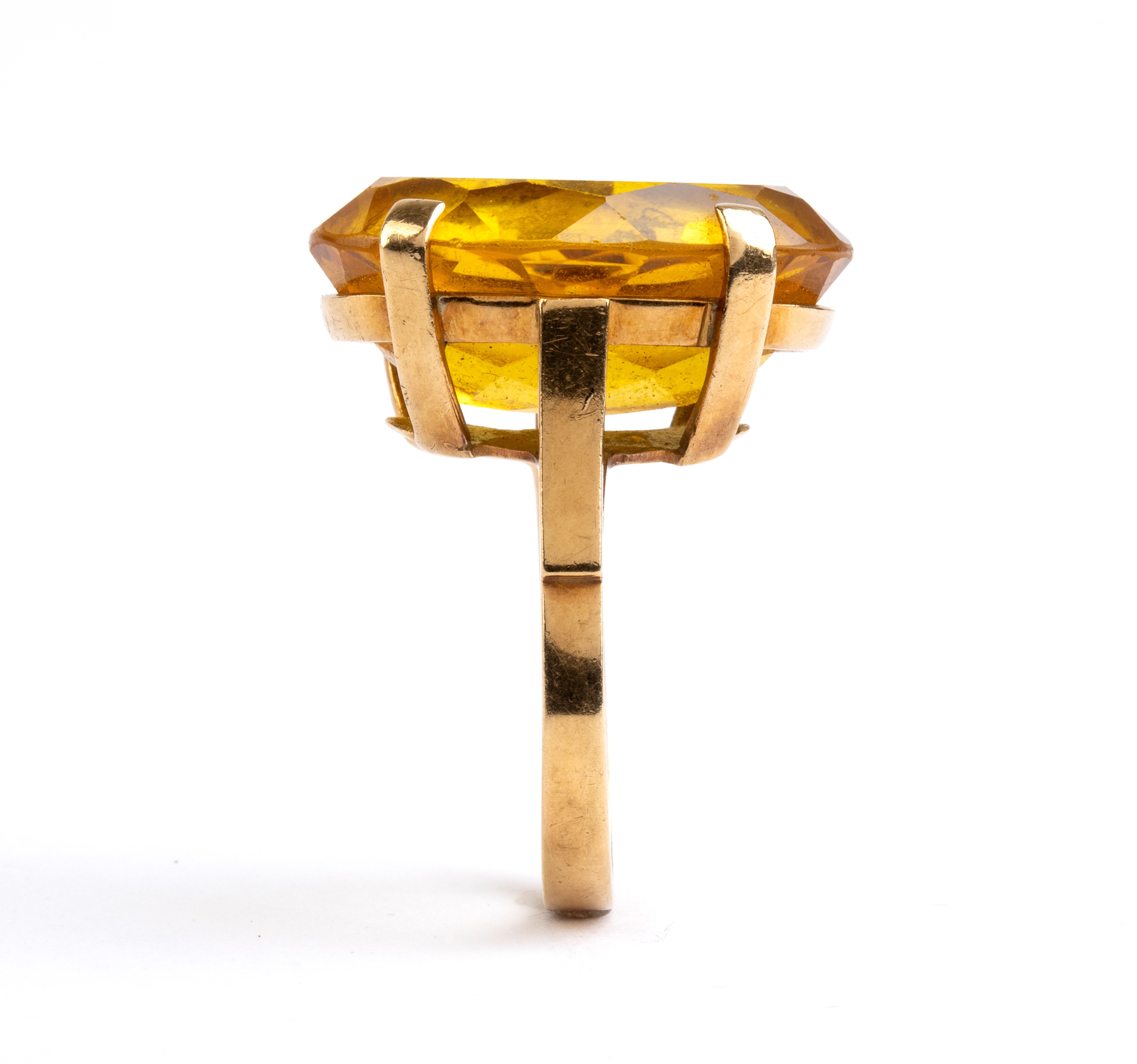 Anello in oro giallo con grande quarzo citrino