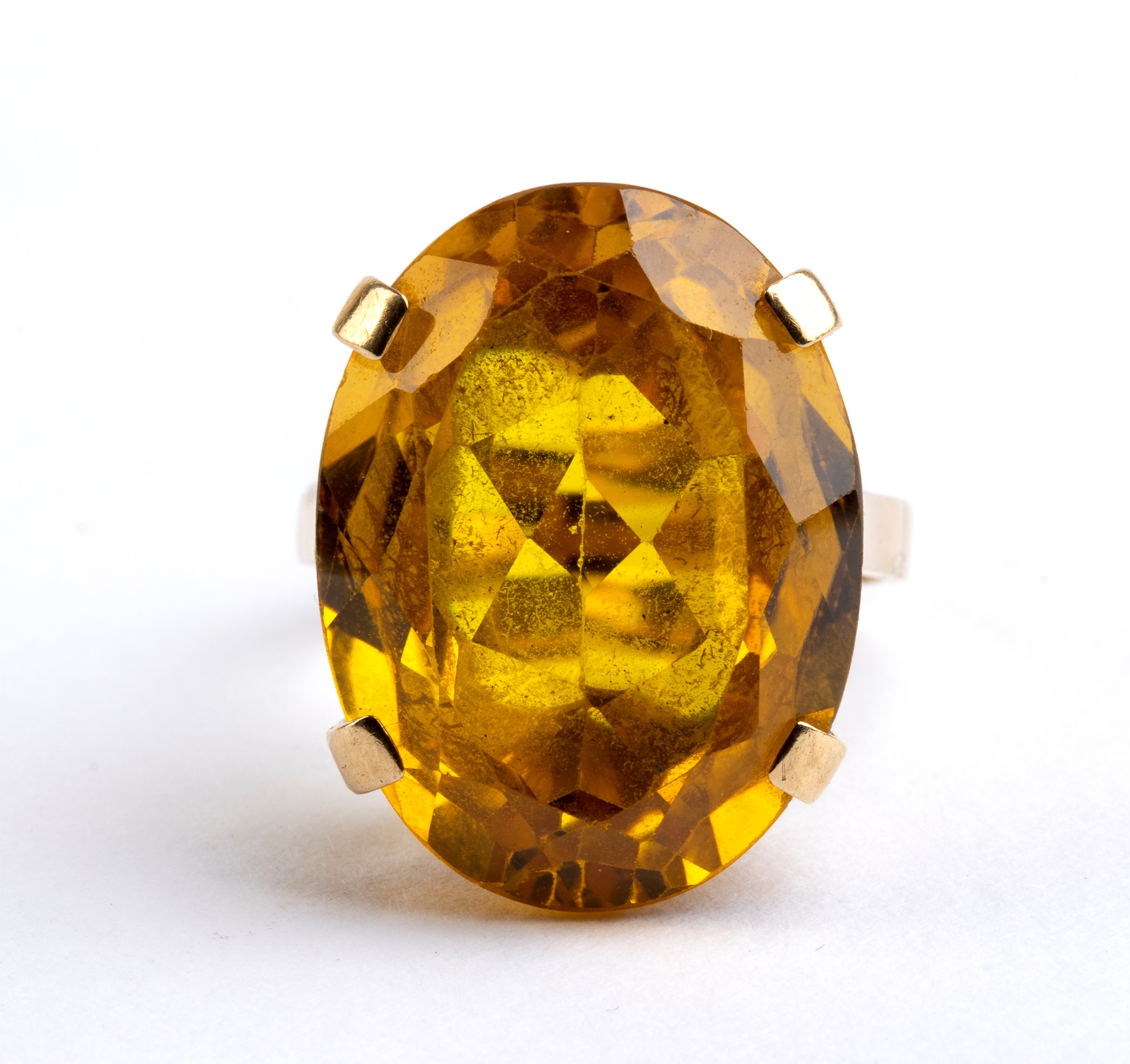 Anello in oro giallo con grande quarzo citrino