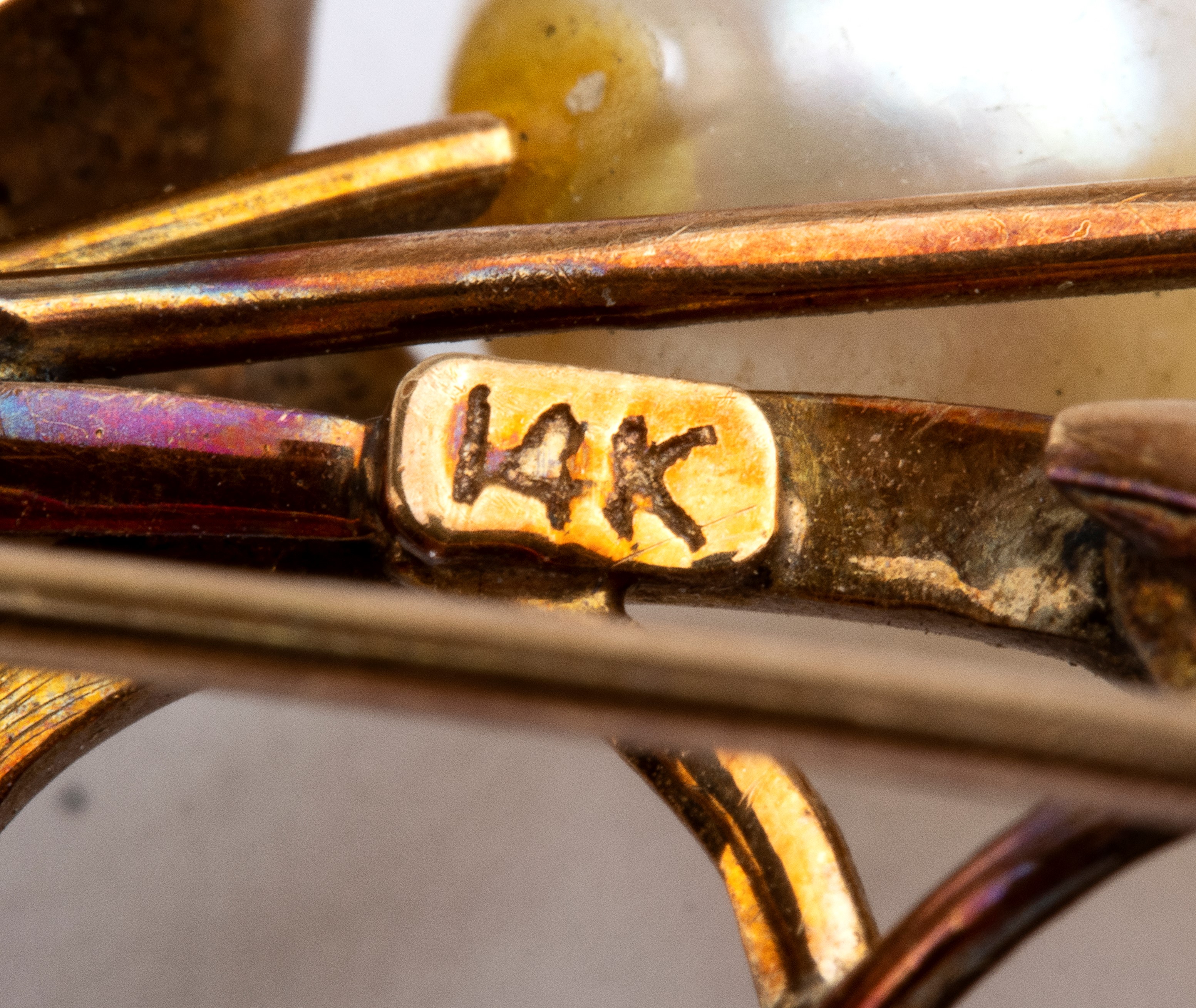 In oro 14K, Coppia di spille floreale e a serpente con zaffiri, rubini e perle