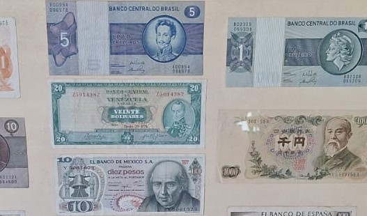Lotto di venti banconote in cornice, XX secolo
