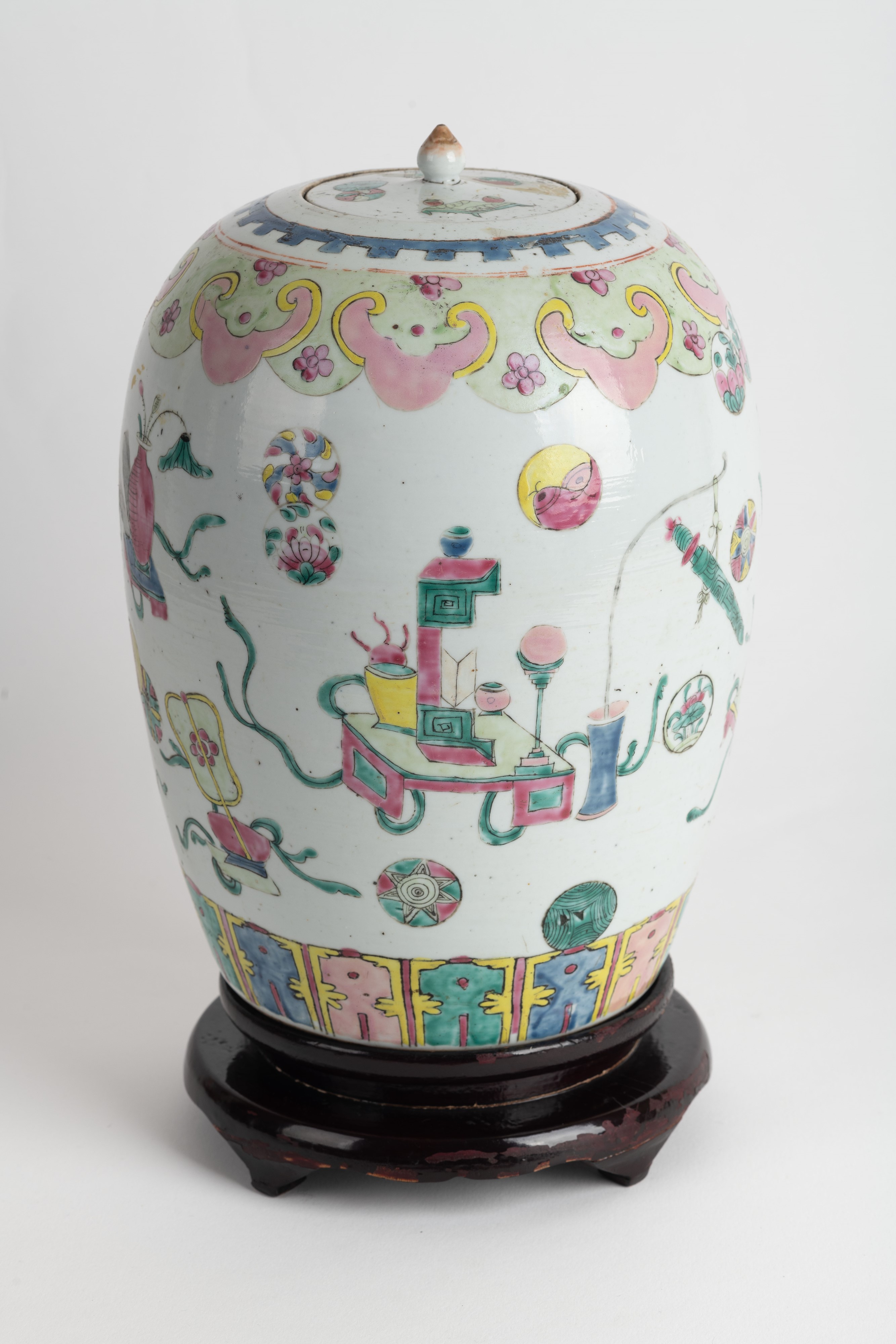 Giara da zenzero in porcellana dipinta a smalti policromi e decorata con oggetti del letterato