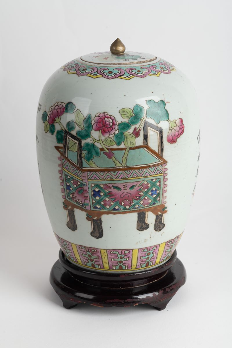 Giara da zenzero in porcellana dipinta a smalti policromi e decorata con vaso di fiori