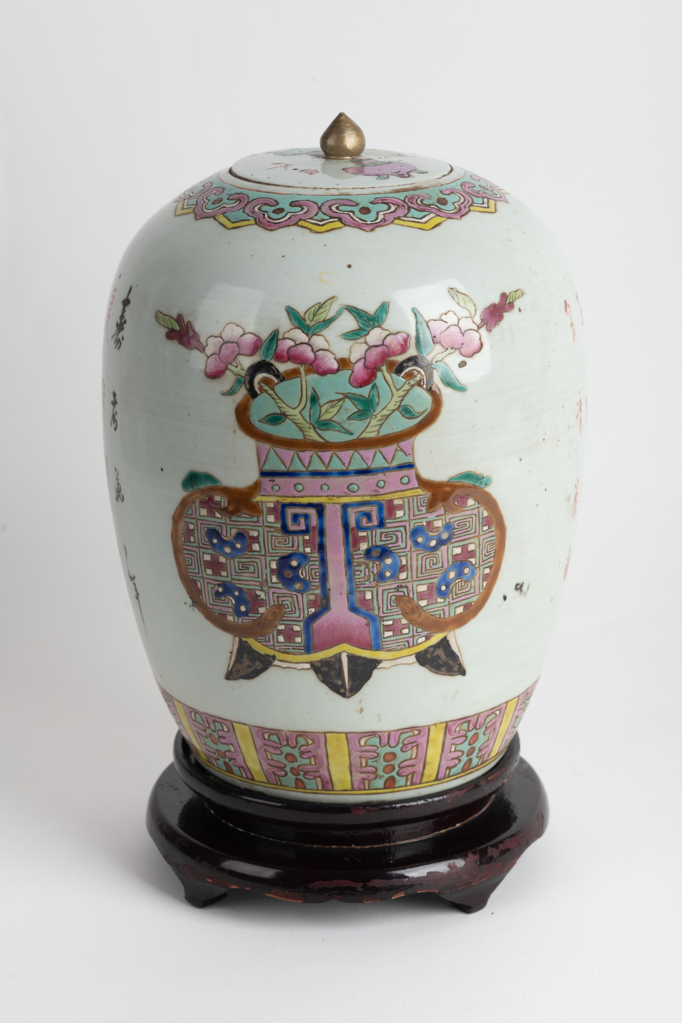 Giara da zenzero in porcellana dipinta a smalti policromi e decorata con vaso di fiori