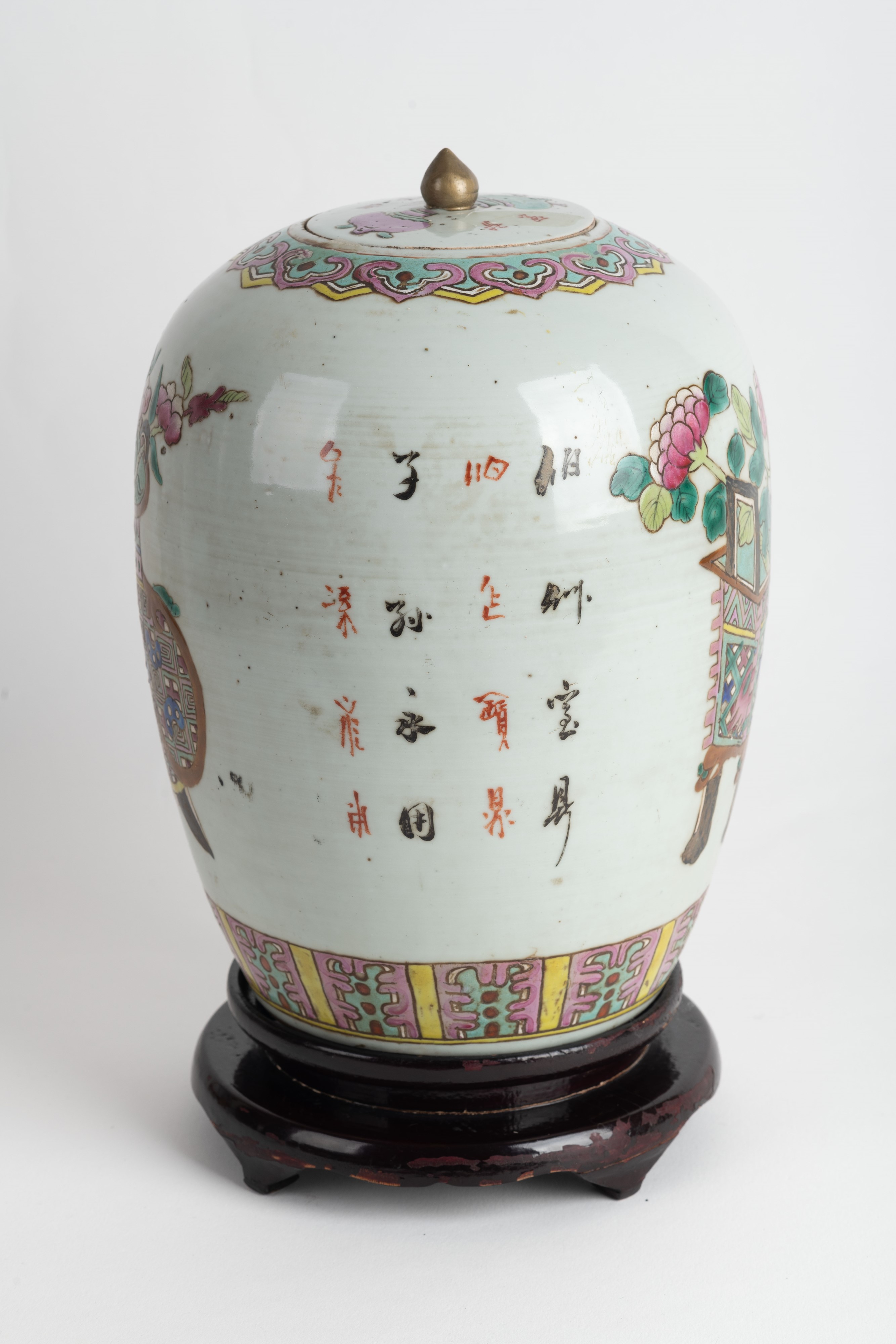 Giara da zenzero in porcellana dipinta a smalti policromi e decorata con vaso di fiori