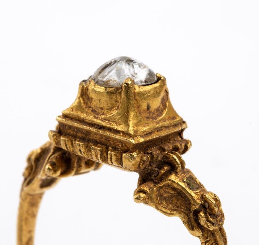 Italia (XV secolo), Anello rinascimentale in oro cesellato con cristallo di rocca