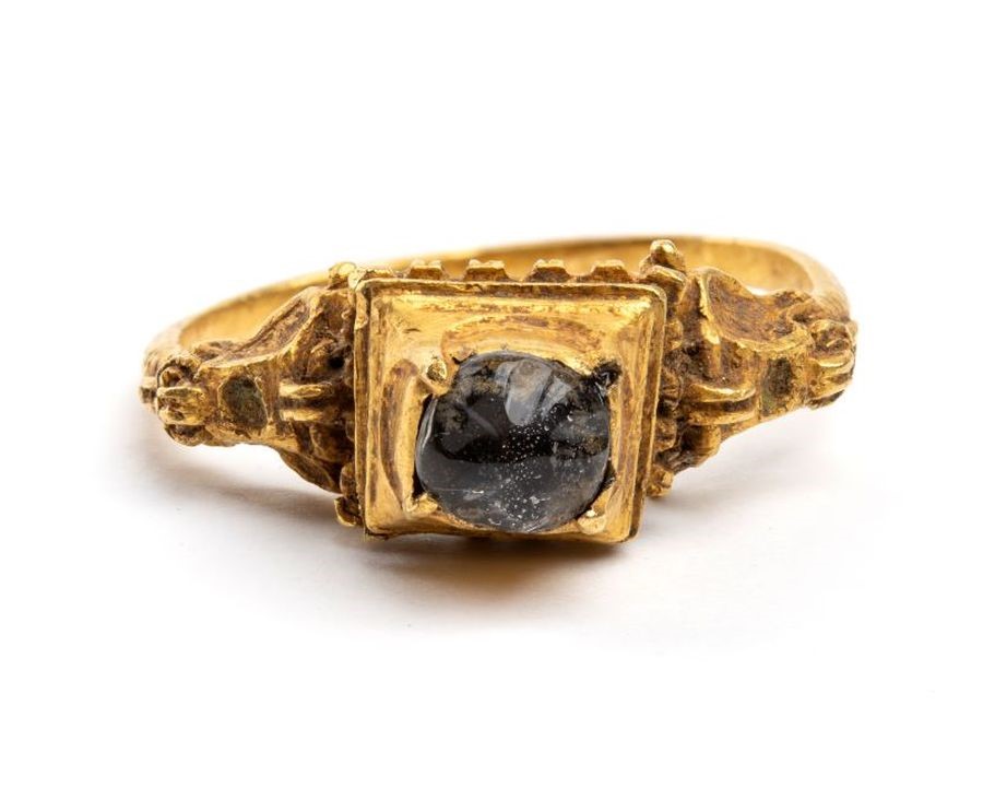 Italia (XV secolo), Anello rinascimentale in oro cesellato con cristallo di rocca