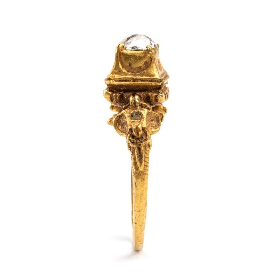 Italia (XV secolo), Anello rinascimentale in oro cesellato con cristallo di rocca