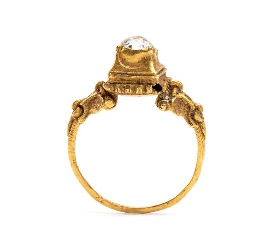 Italia (XV secolo), Anello rinascimentale in oro cesellato con cristallo di rocca