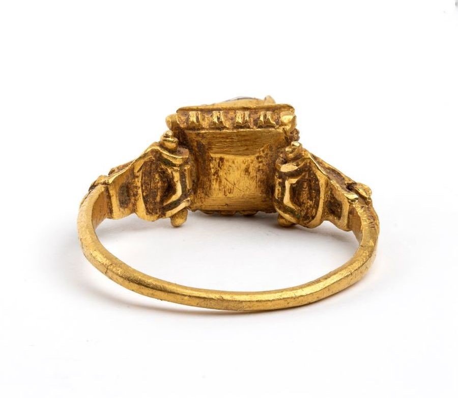 Italia (XV secolo), Anello rinascimentale in oro cesellato con cristallo di rocca