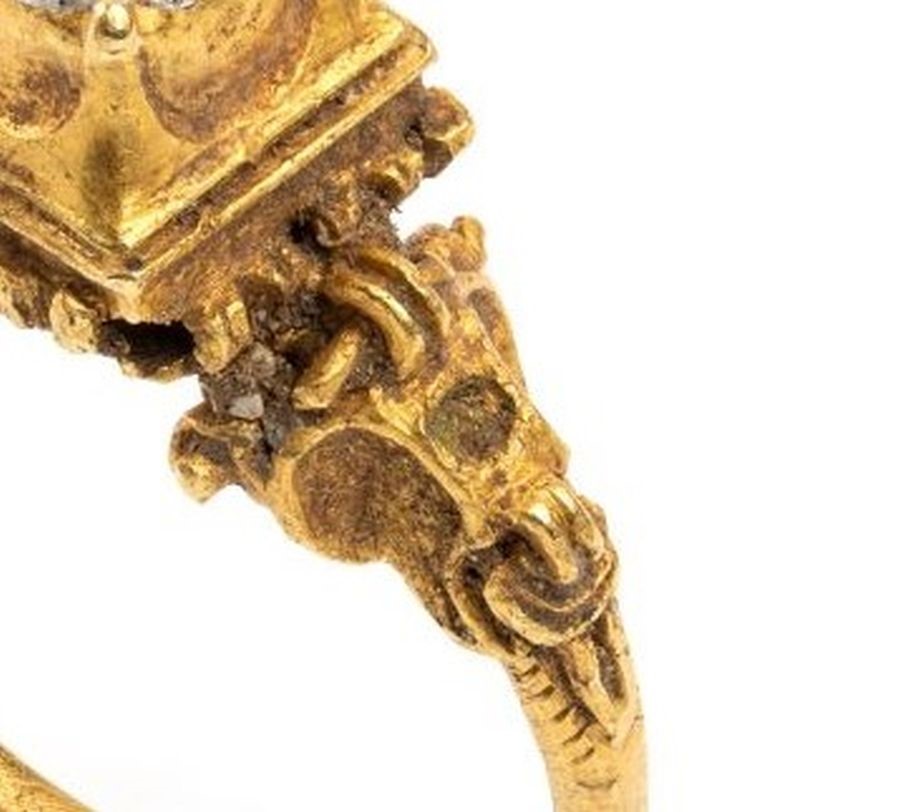 Italia (XV secolo), Anello rinascimentale in oro cesellato con cristallo di rocca