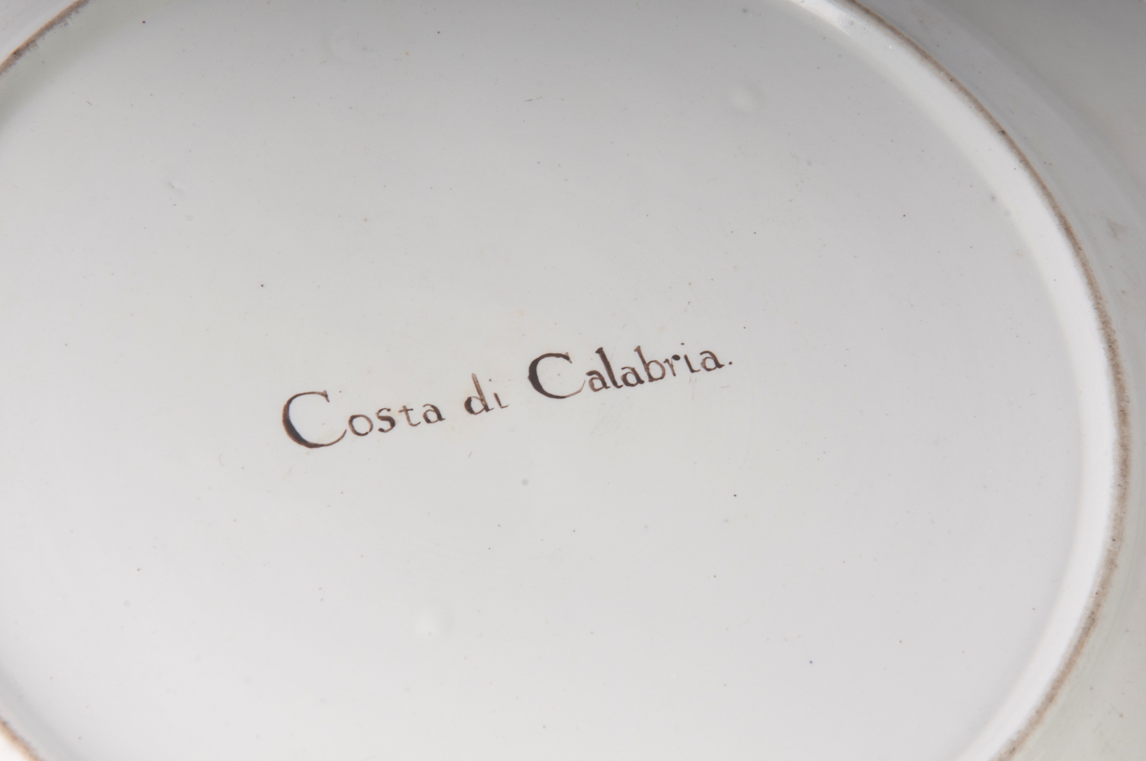 Lotto di tre scodelle ed un piatto da coltello in porcellana.