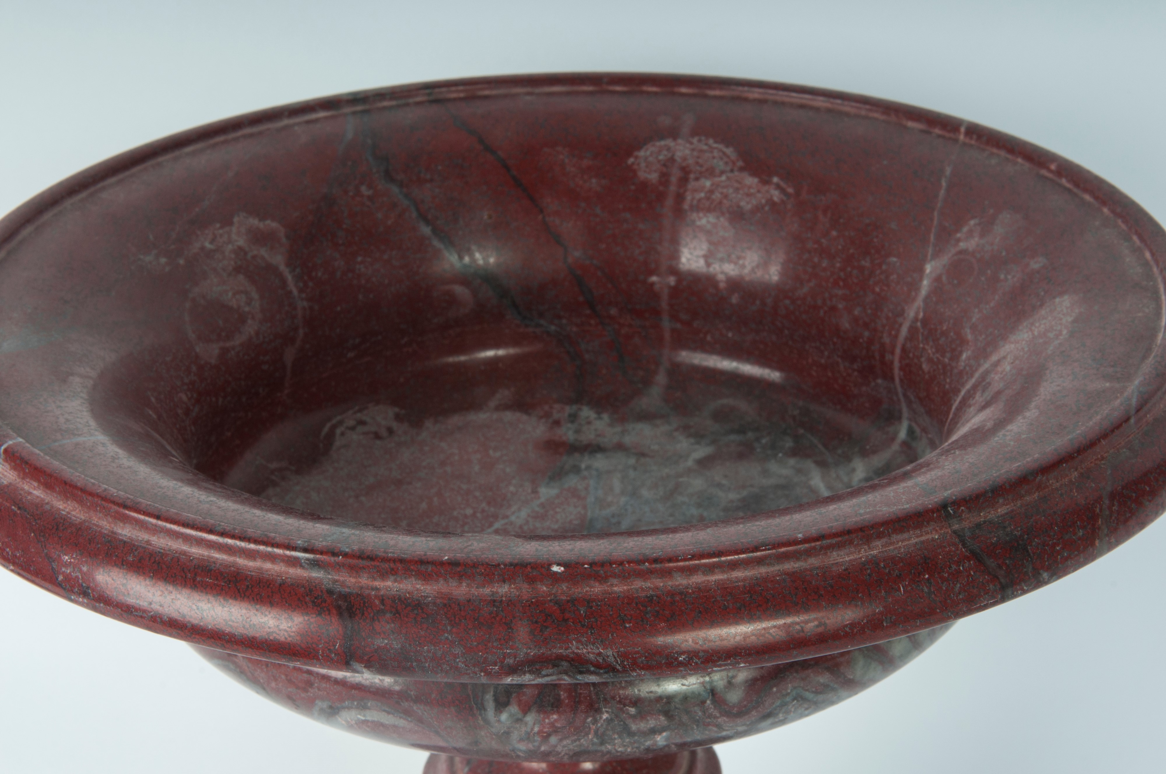 Centrotavola a bacile in diaspro rosso di Sicilia