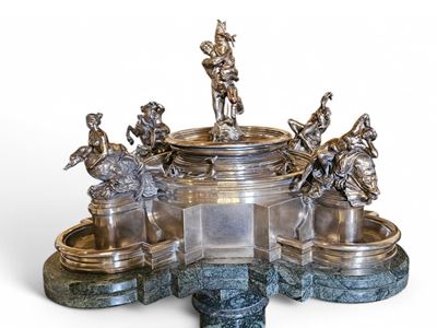 Fontana delle Naiadi in argento con basamento in marmo verde