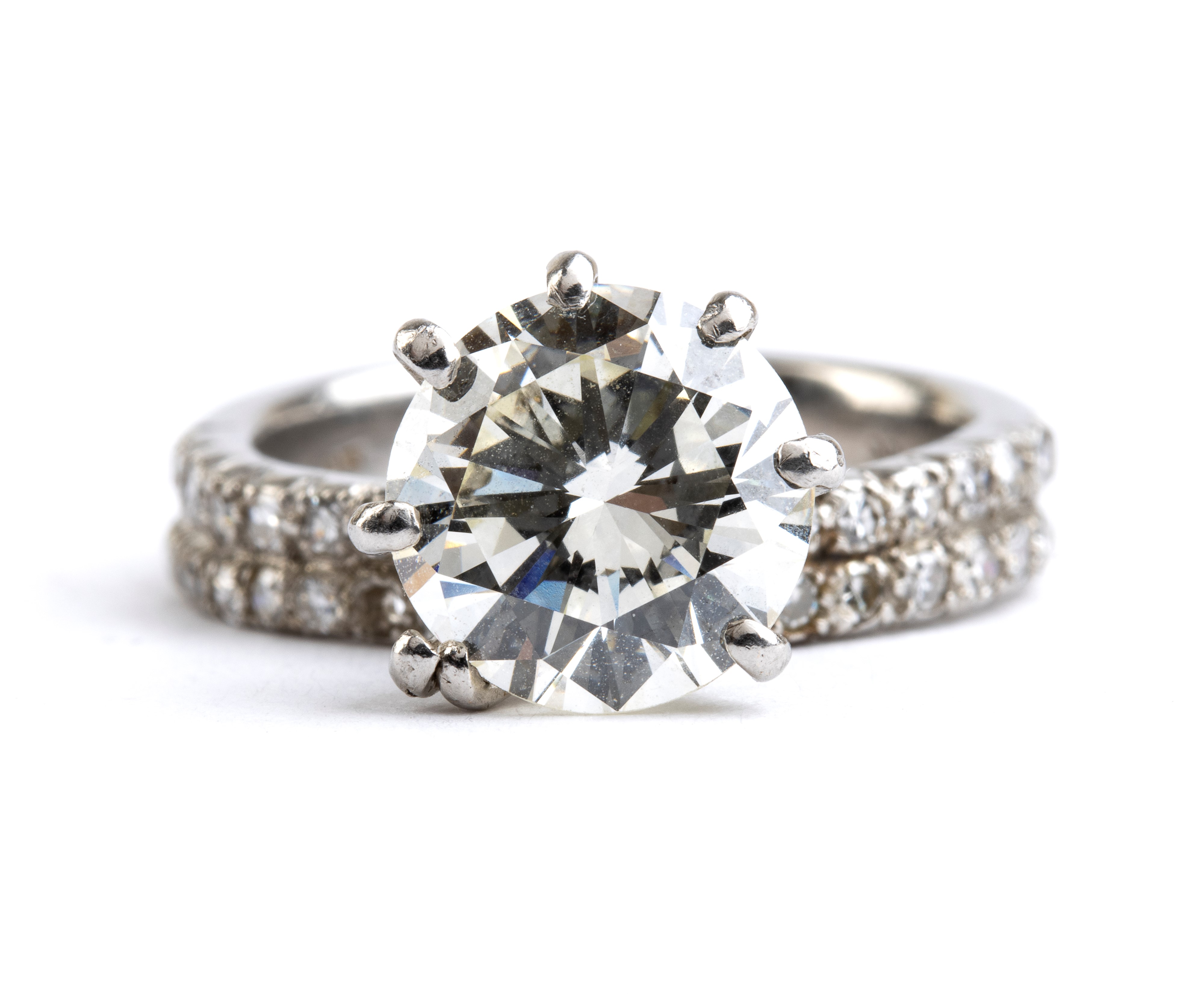 Anni ’80, Anello solitario in platino con diamante centrale e pavé di diamanti