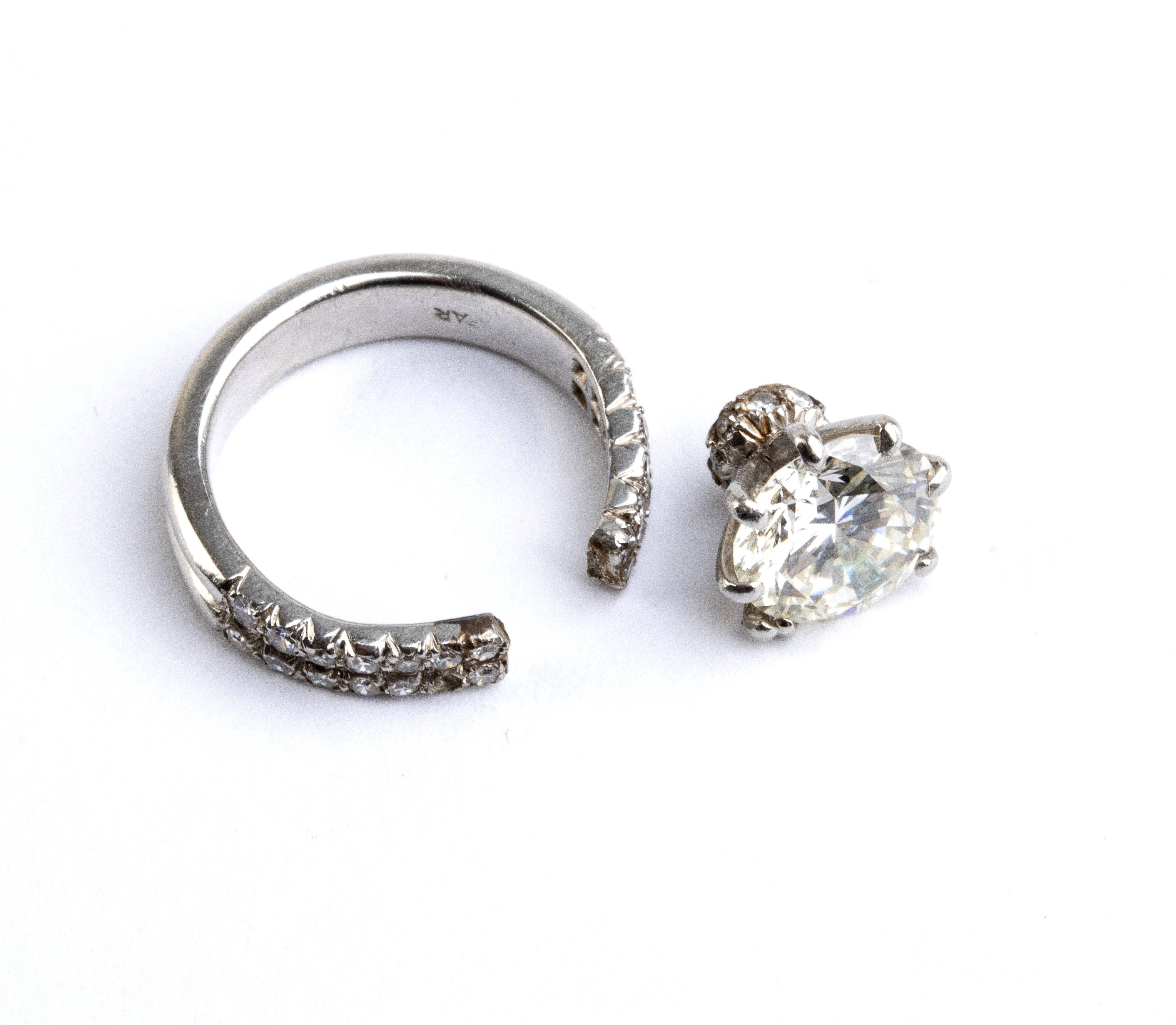 Anni ’80, Anello solitario in platino con diamante centrale e pavé di diamanti