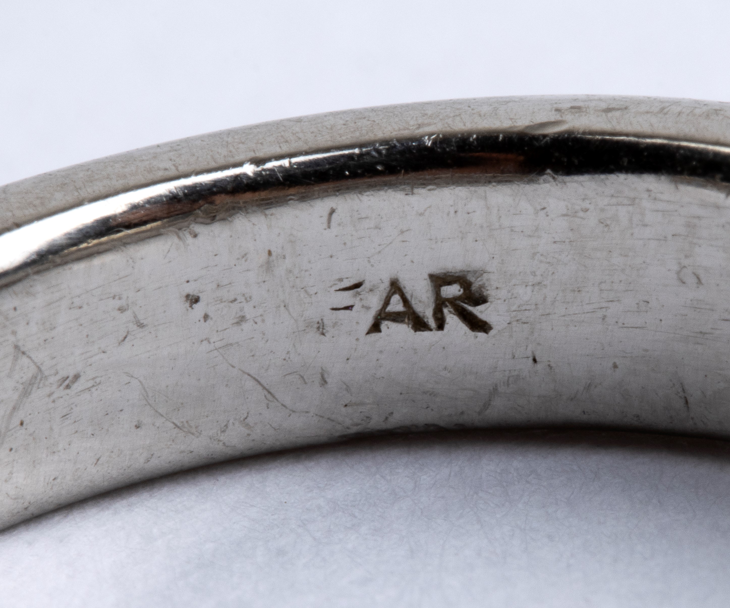 Anni ’80, Anello solitario in platino con diamante centrale e pavé di diamanti