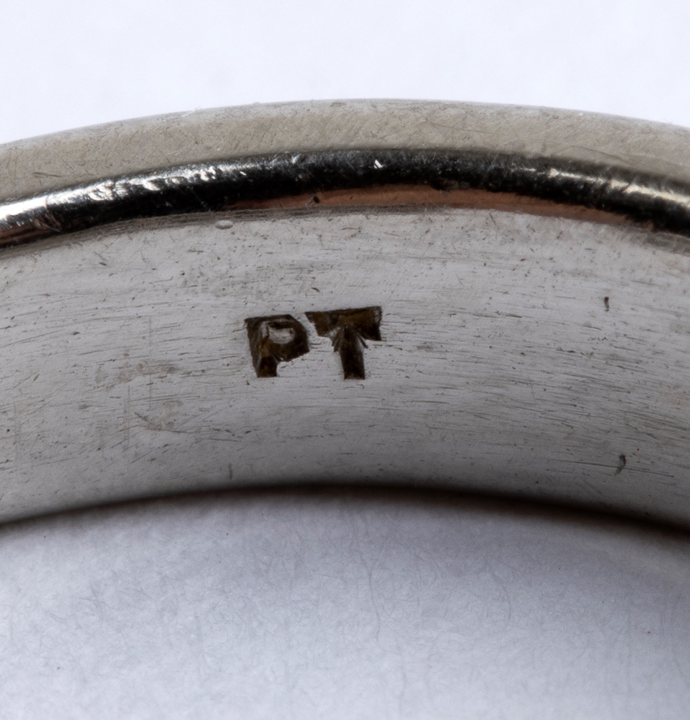 Anni ’80, Anello solitario in platino con diamante centrale e pavé di diamanti